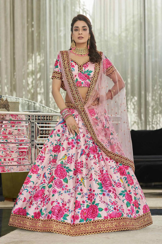 Lehenga en soie artificielle rose clair avec imprimé floral numérique, broderie Dori, sequins et pierres