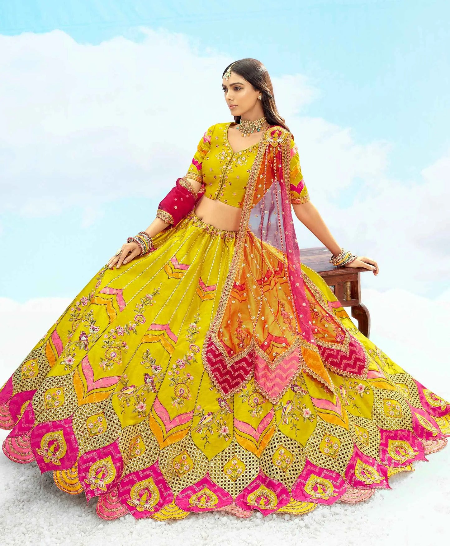 Exklusiver Designer-Braut-Lehenga in Senfgelb mit eleganten Einsätzen und Stickereien, NAVYA-KOLLEKTION 2025