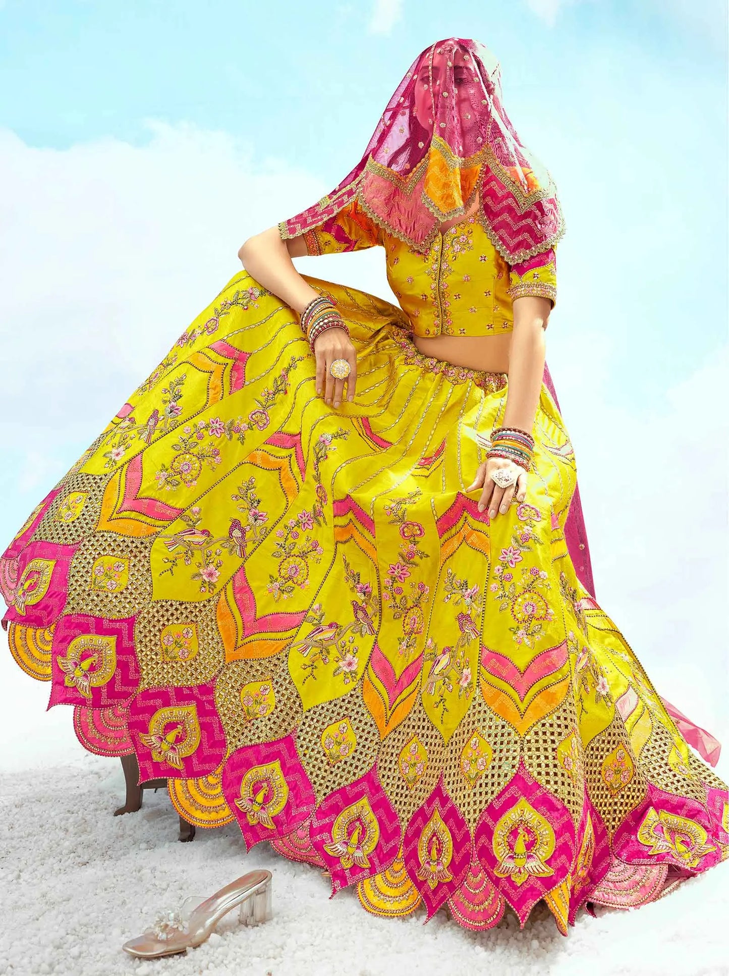 Exklusiver Designer-Braut-Lehenga in Senfgelb mit eleganten Einsätzen und Stickereien, NAVYA-KOLLEKTION 2025