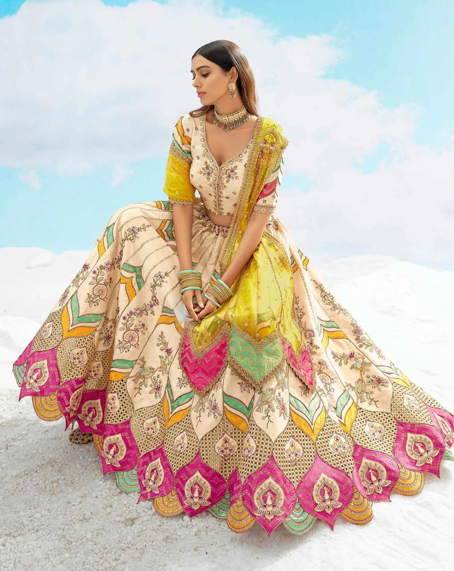 Exklusiver cremefarbener Designer-Braut-Lehenga mit mehrfarbigen, schweren Flicken und Designer-Stickereien, NAVYA-KOLLEKTION 2025