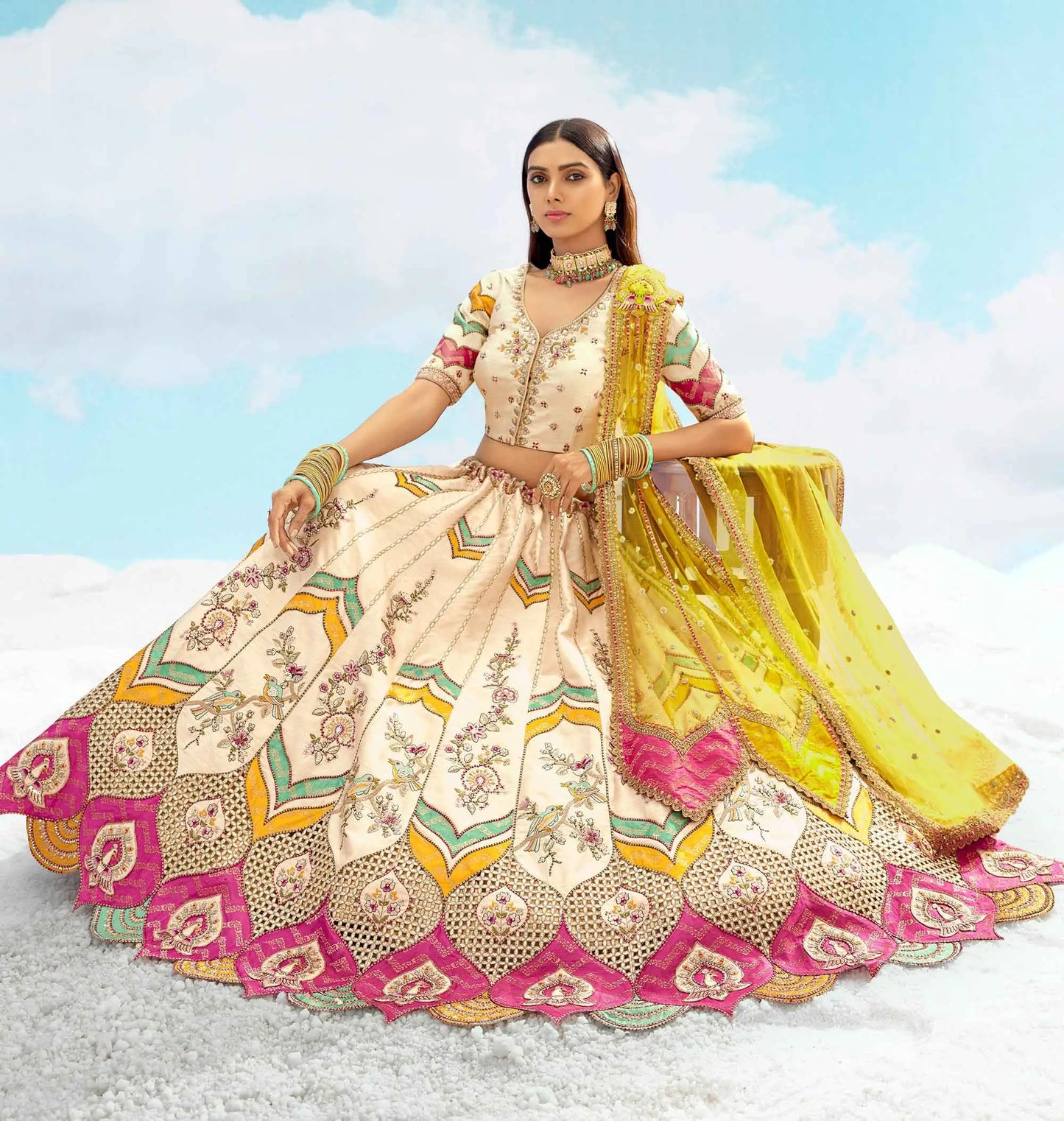 Exklusiver cremefarbener Designer-Braut-Lehenga mit mehrfarbigen, schweren Flicken und Designer-Stickereien, NAVYA-KOLLEKTION 2025
