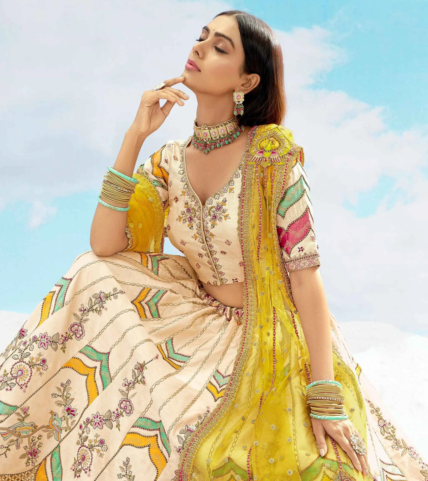 Exklusiver cremefarbener Designer-Braut-Lehenga mit mehrfarbigen, schweren Flicken und Designer-Stickereien, NAVYA-KOLLEKTION 2025
