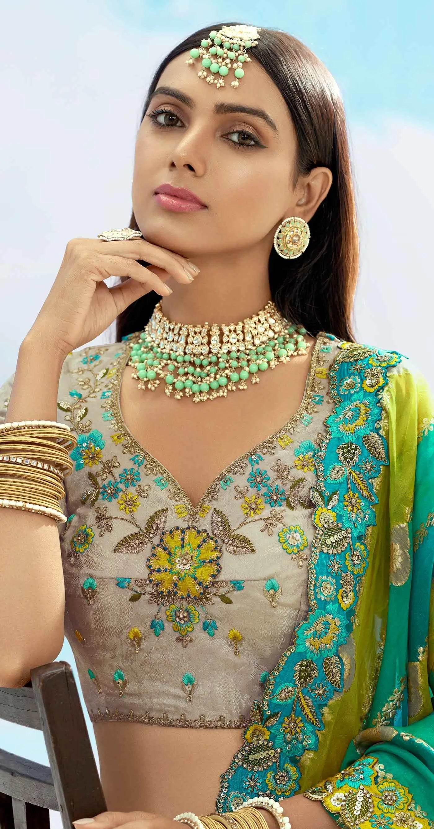 Exklusiver Designer-Braut-Lehenga in Grau und Blaugrün mit Designer-Patches und Blumenstickerei, NAVYA-KOLLEKTION 2025