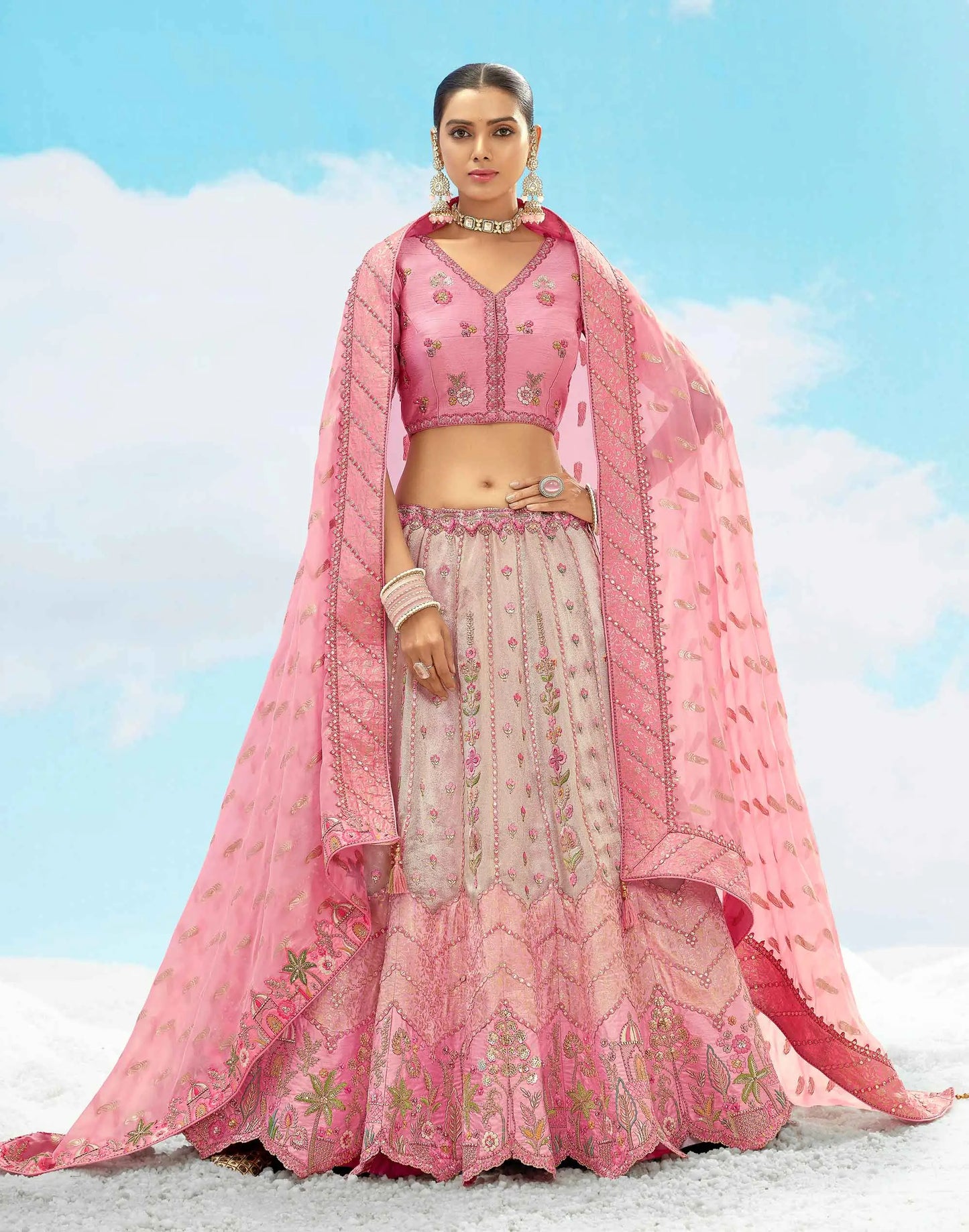 Exklusiver Designer-Braut-Lehenga in zartem Rosa mit wunderschöner Blumenstickerei, verziert mit Designer-Pailletten, NAVYA-KOLLEKTION 2025