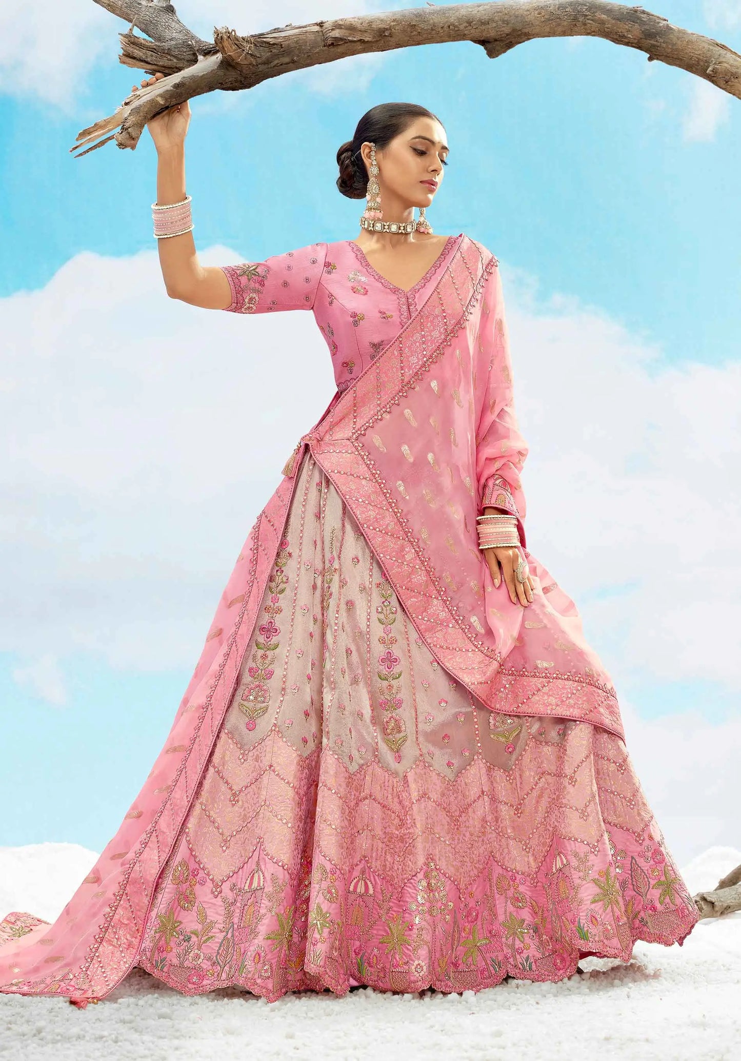 Exklusiver Designer-Braut-Lehenga in zartem Rosa mit wunderschöner Blumenstickerei, verziert mit Designer-Pailletten, NAVYA-KOLLEKTION 2025