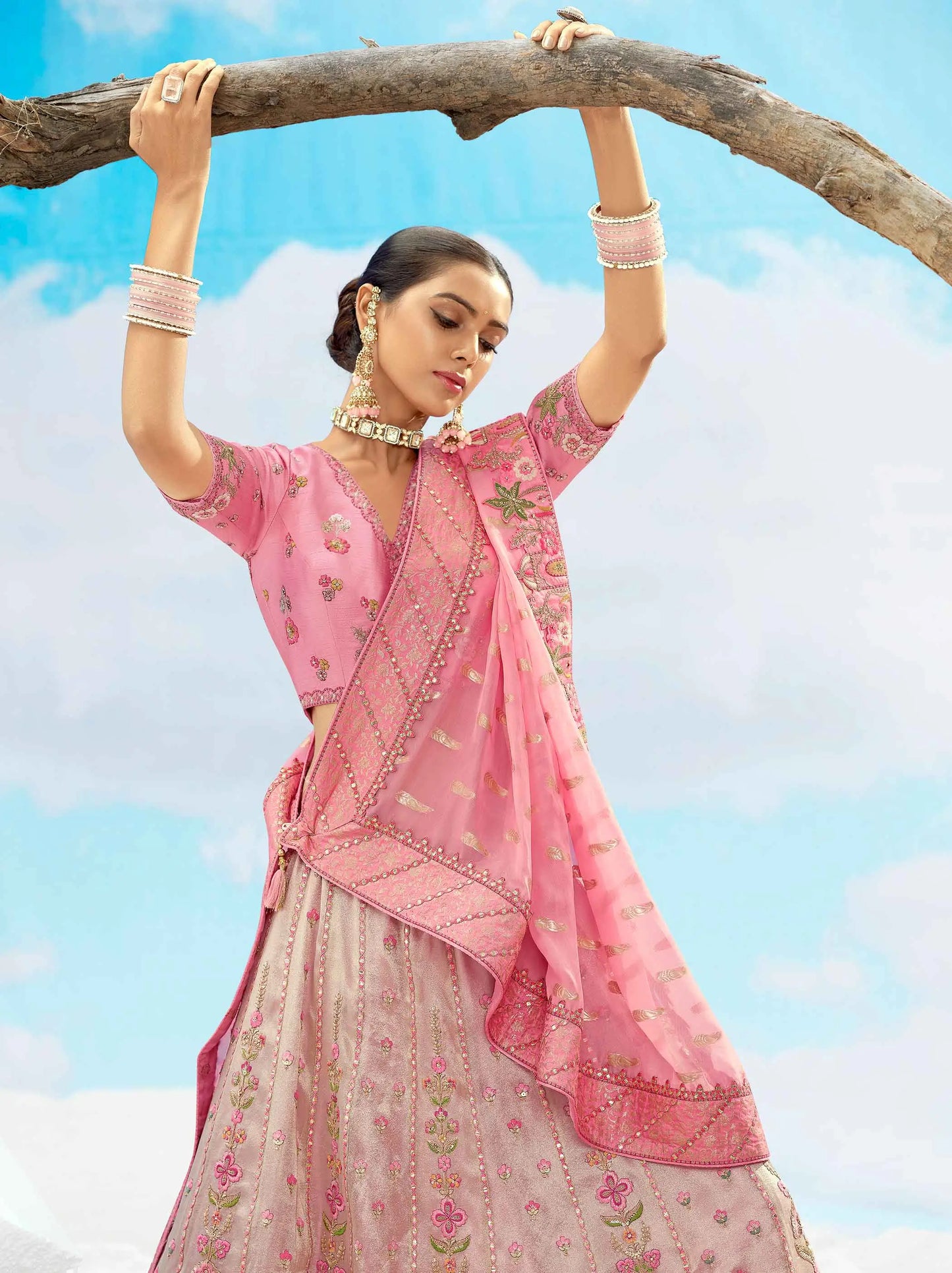 Exklusiver Designer-Braut-Lehenga in zartem Rosa mit wunderschöner Blumenstickerei, verziert mit Designer-Pailletten, NAVYA-KOLLEKTION 2025