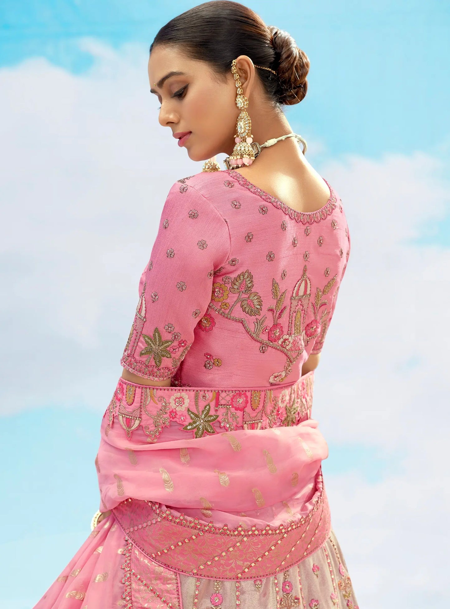 Exklusiver Designer-Braut-Lehenga in zartem Rosa mit wunderschöner Blumenstickerei, verziert mit Designer-Pailletten, NAVYA-KOLLEKTION 2025