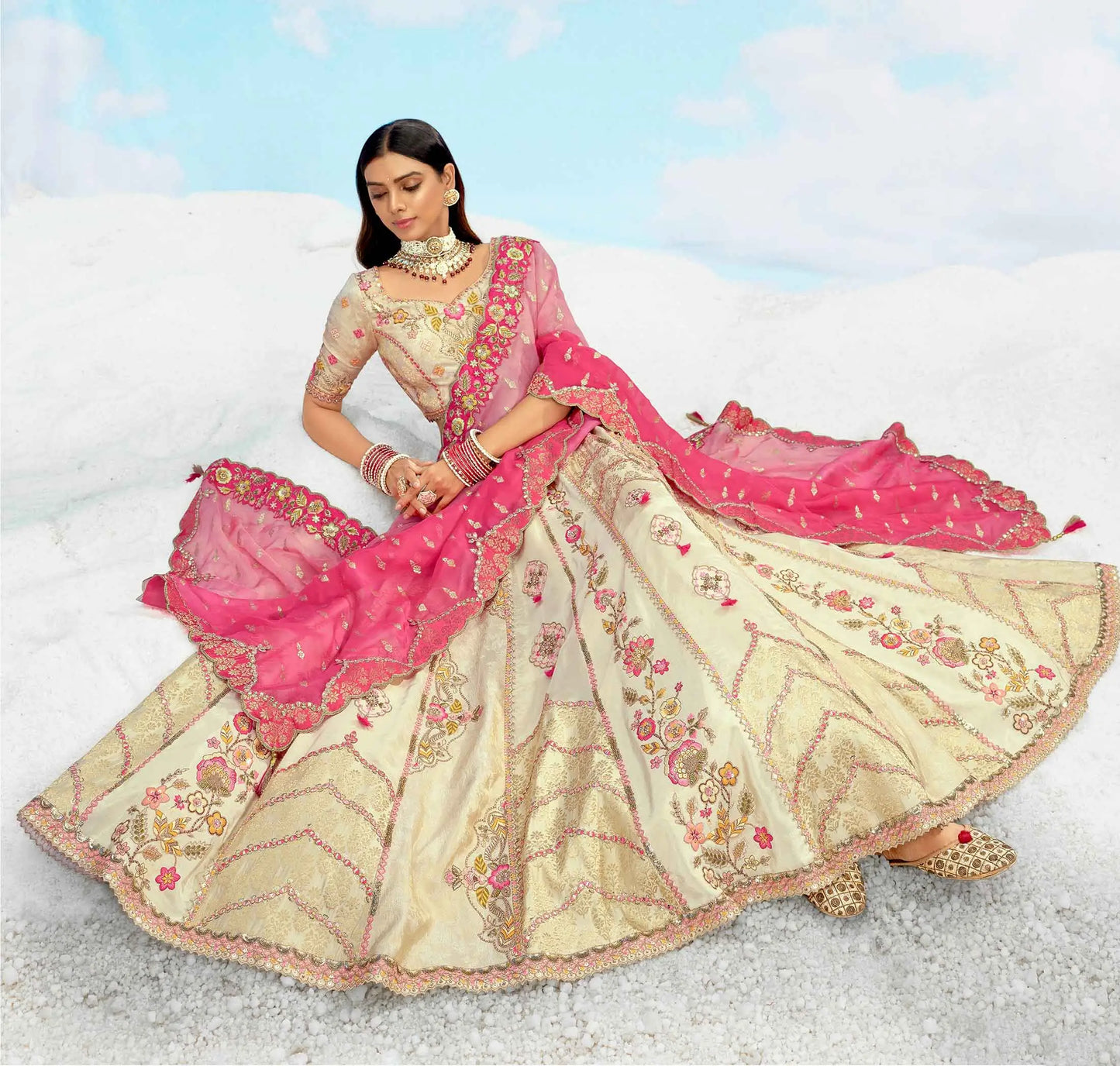 Exklusiver Designer-Braut-Lehenga in Beige und Pink mit Stickerei und Designer-Paneelen, NAVYA-KOLLEKTION 2025