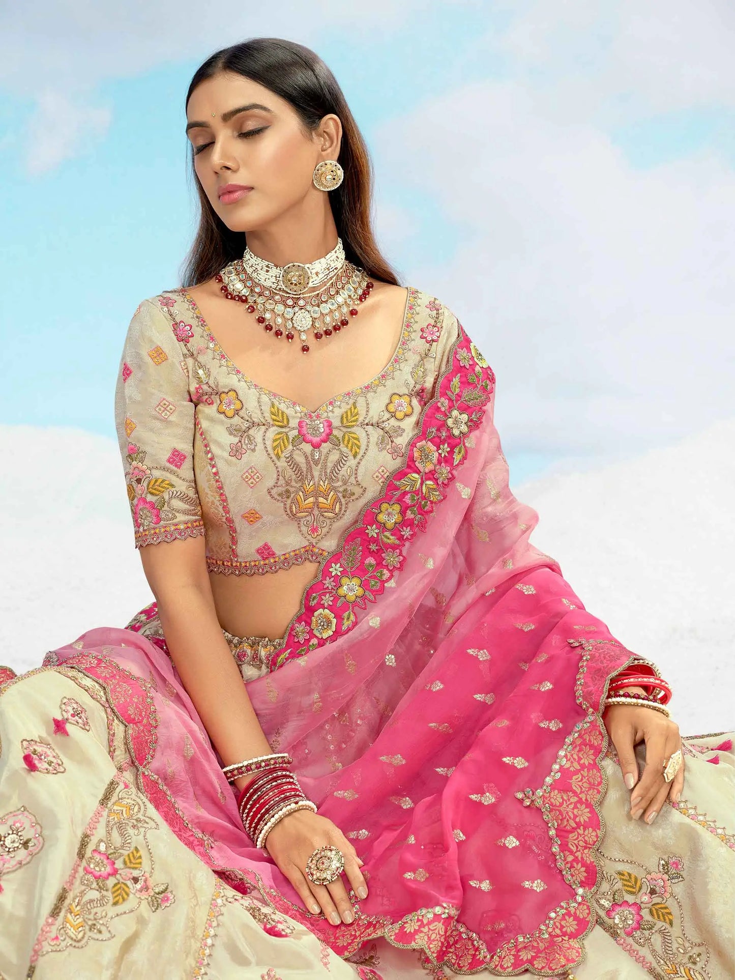 Exklusiver Designer-Braut-Lehenga in Beige und Pink mit Stickerei und Designer-Paneelen, NAVYA-KOLLEKTION 2025