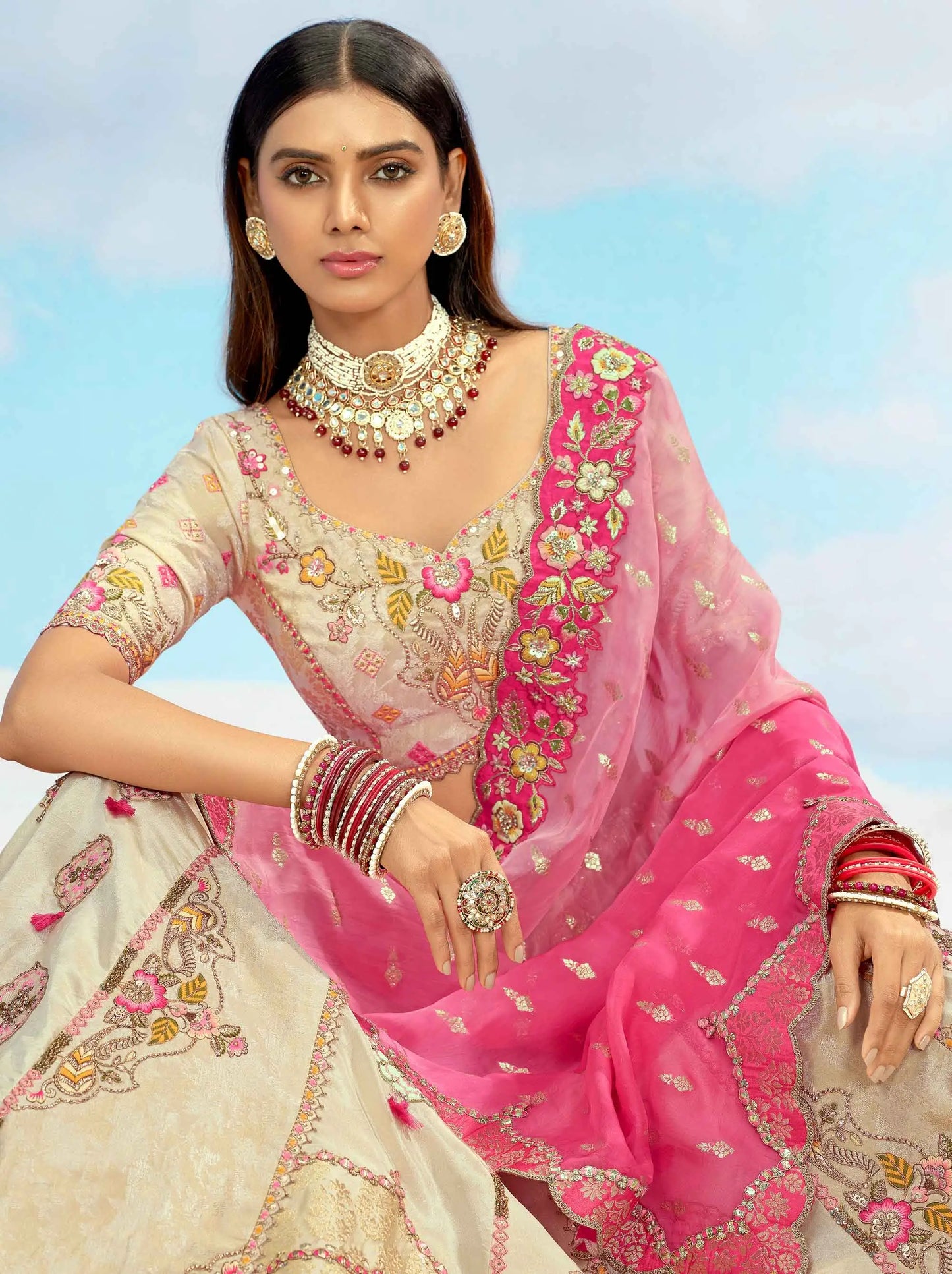 Exklusiver Designer-Braut-Lehenga in Beige und Pink mit Stickerei und Designer-Paneelen, NAVYA-KOLLEKTION 2025