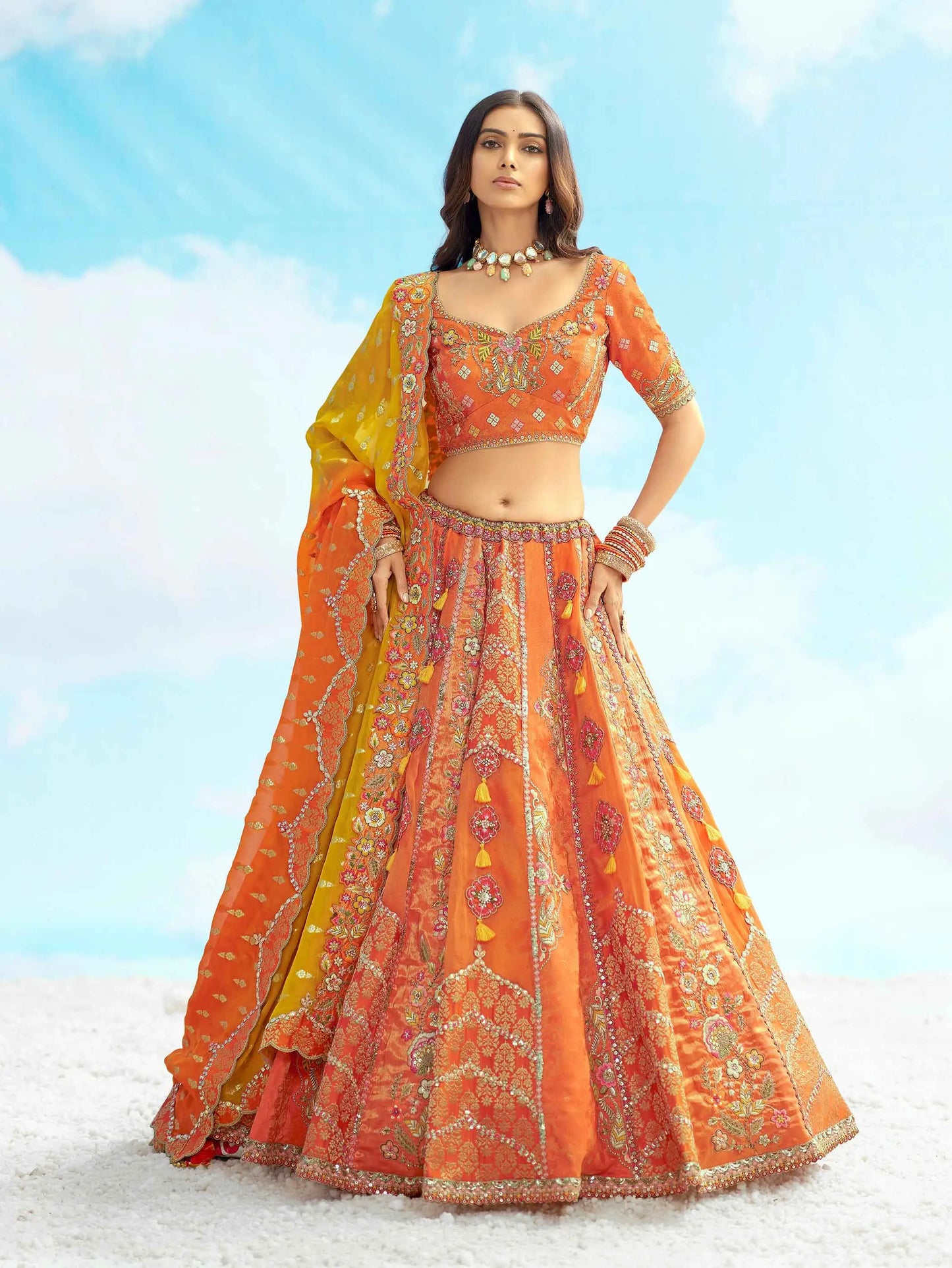 Exklusiver Designer-Braut-Lehenga aus orangefarbener Seide mit Einsätzen und Designer-Stickerei, NAVYA-KOLLEKTION 2025