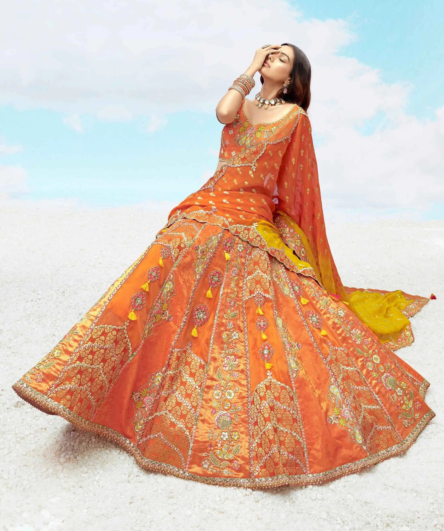 Exklusiver Designer-Braut-Lehenga aus orangefarbener Seide mit Einsätzen und Designer-Stickerei, NAVYA-KOLLEKTION 2025