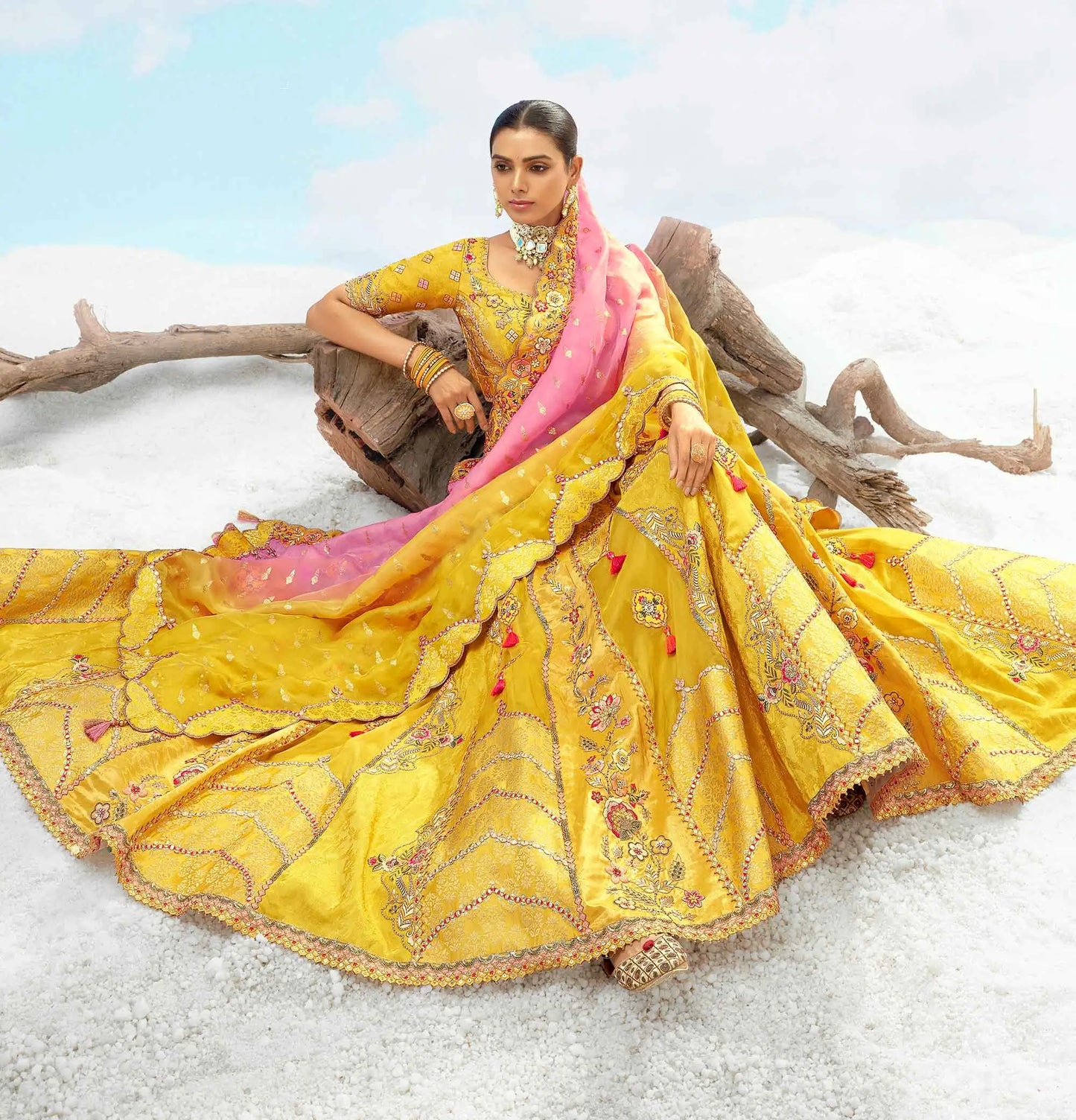 Exklusiver Designer-Braut-Lehenga aus gelber Seide mit Designer-Paneelen und edler Stickerei, NAVYA-KOLLEKTION 2025