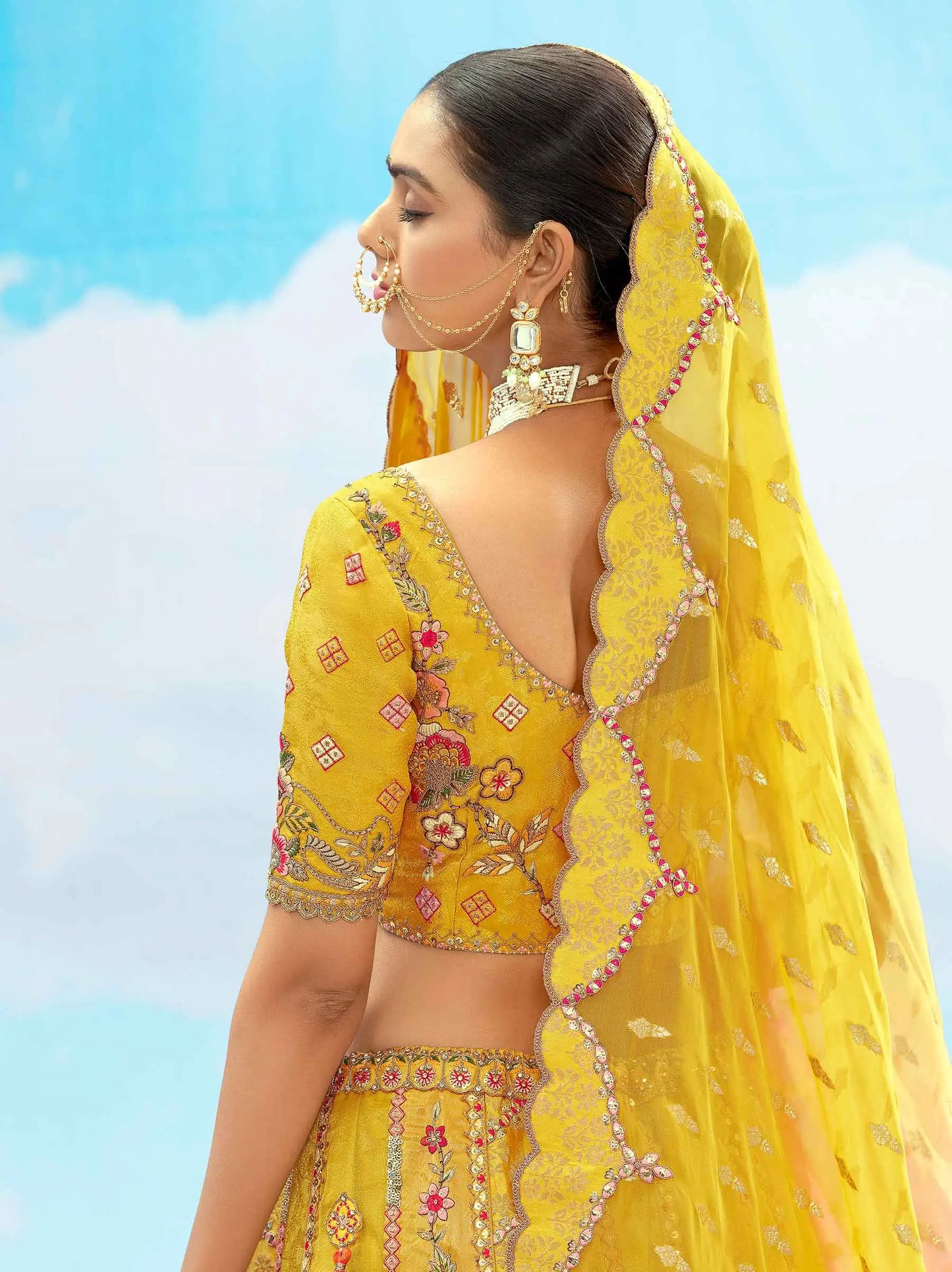 Exklusiver Designer-Braut-Lehenga aus gelber Seide mit Designer-Paneelen und edler Stickerei, NAVYA-KOLLEKTION 2025