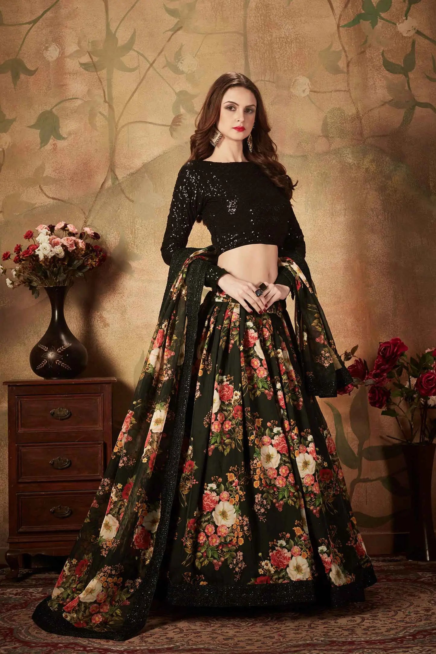 Lehenga en organza noir avec imprimé floral multicolore et travail de sequins