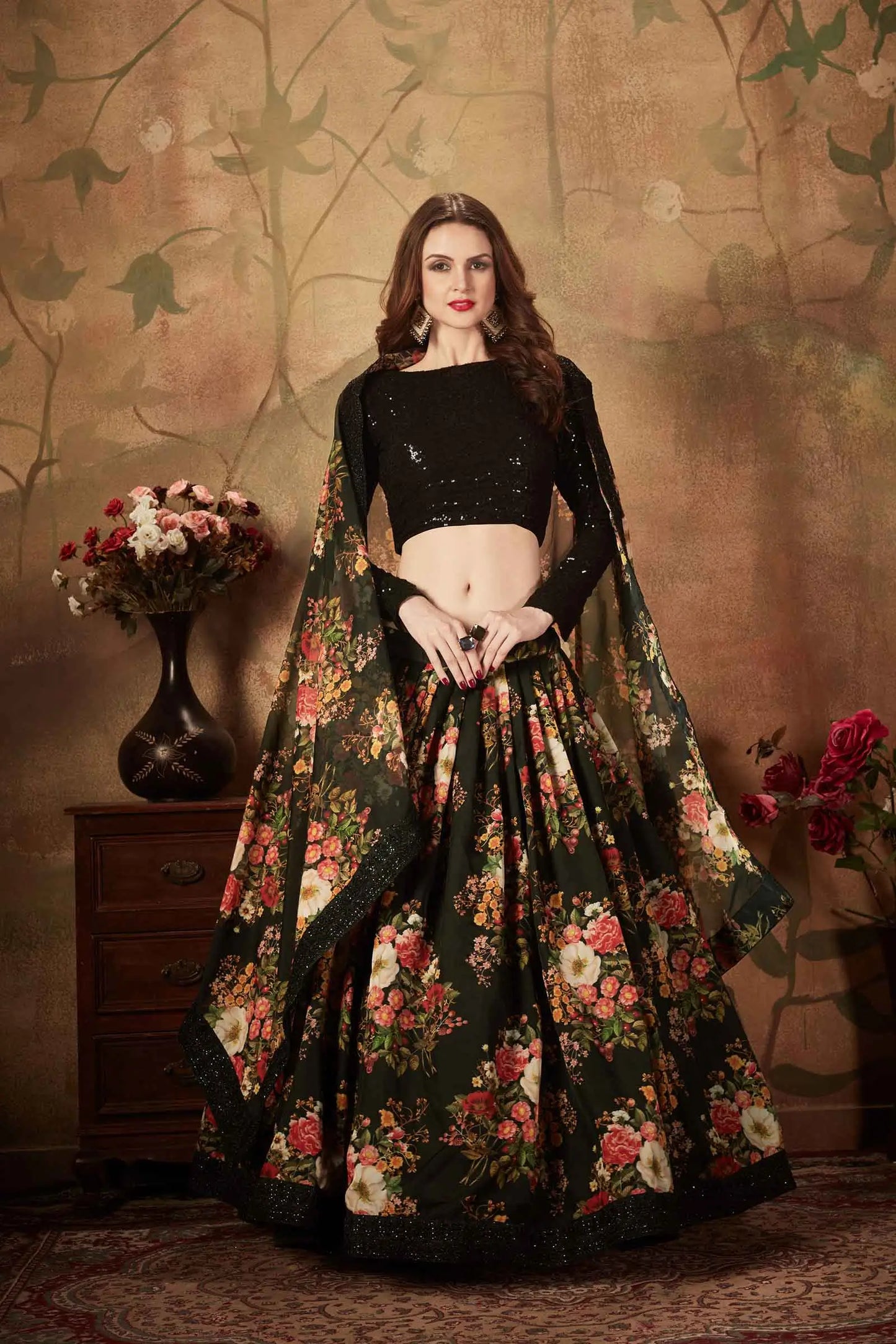 Lehenga en organza noir avec imprimé floral multicolore et travail de sequins