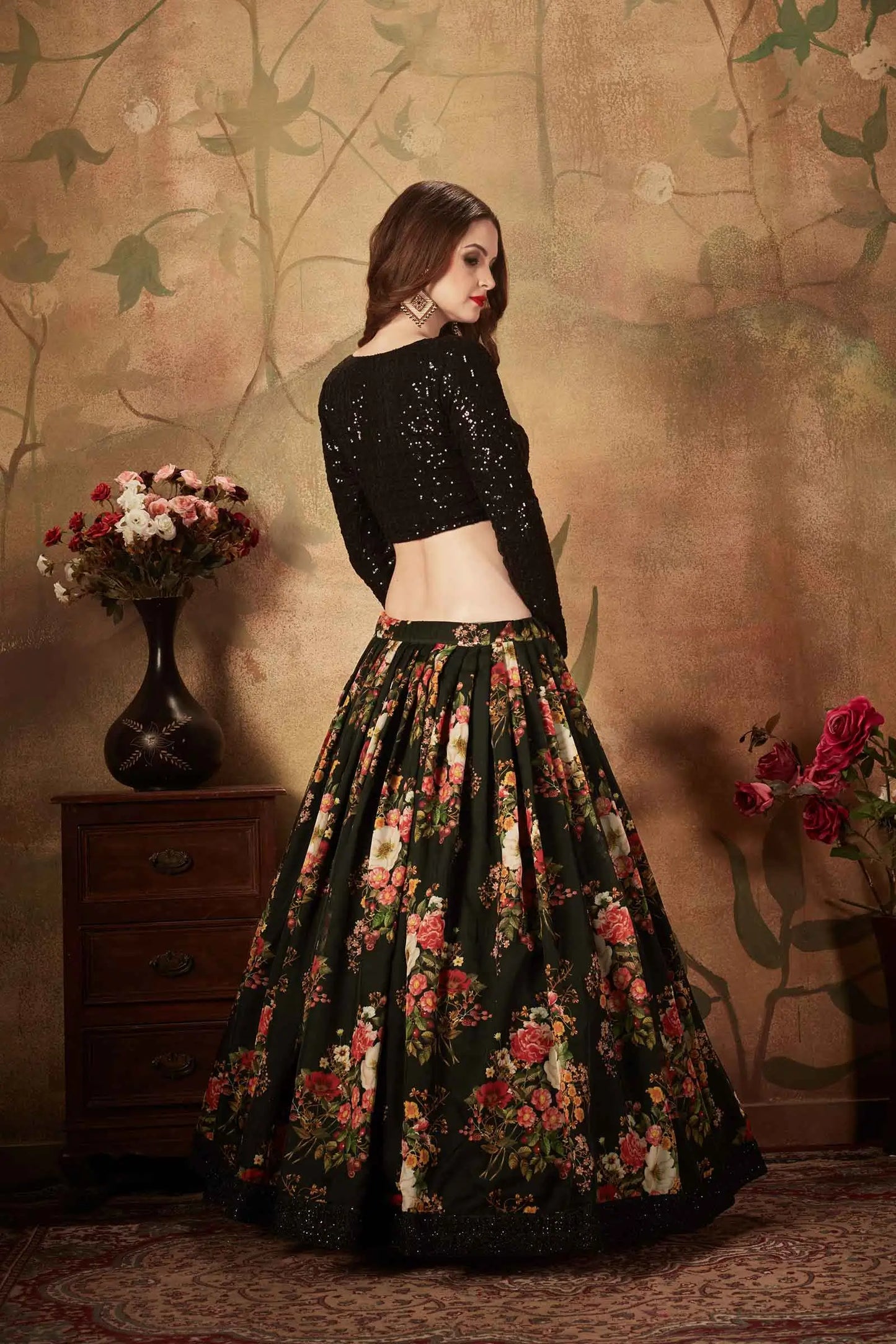 Lehenga en organza noir avec imprimé floral multicolore et travail de sequins