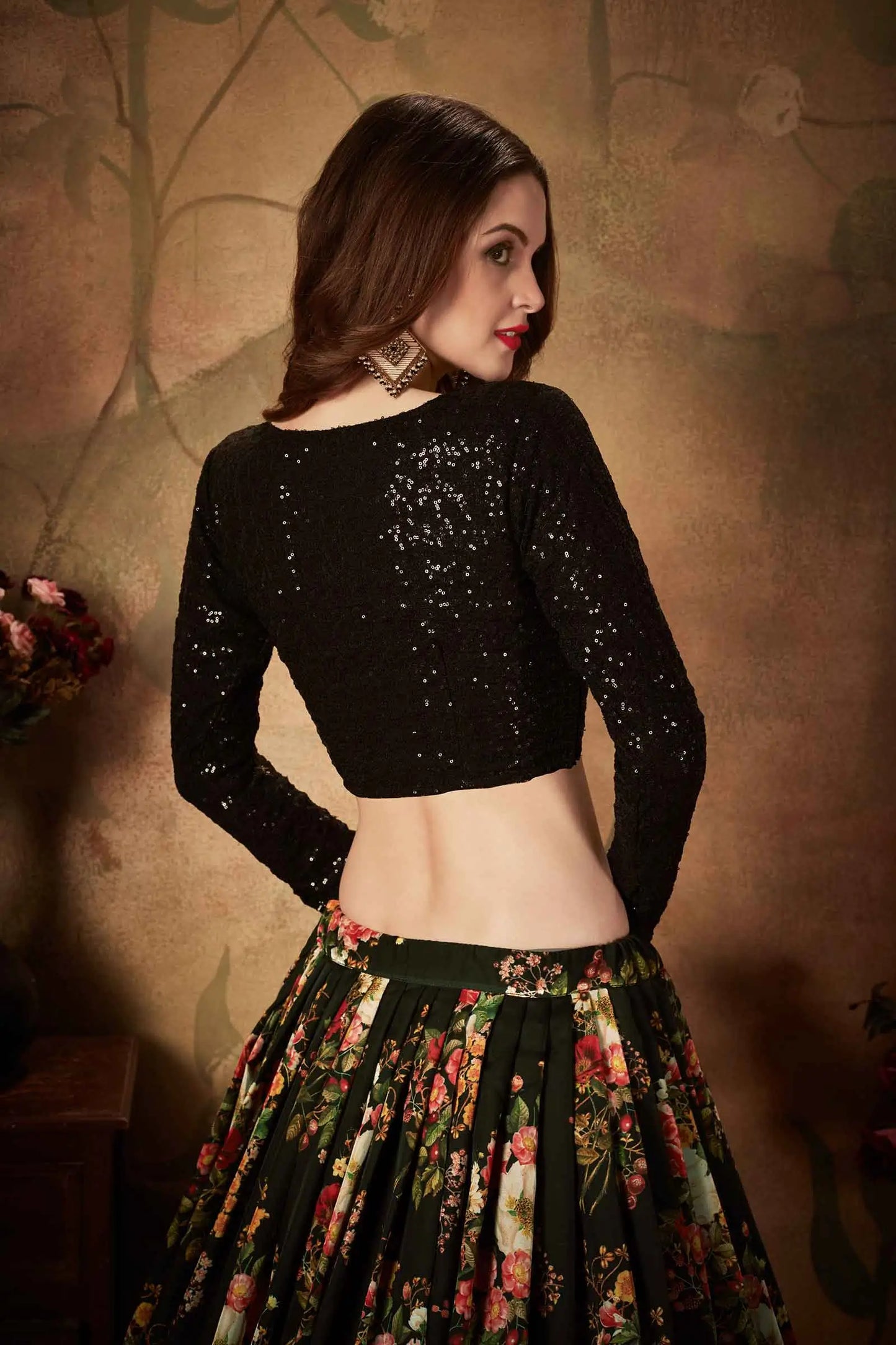 Lehenga en organza noir avec imprimé floral multicolore et travail de sequins