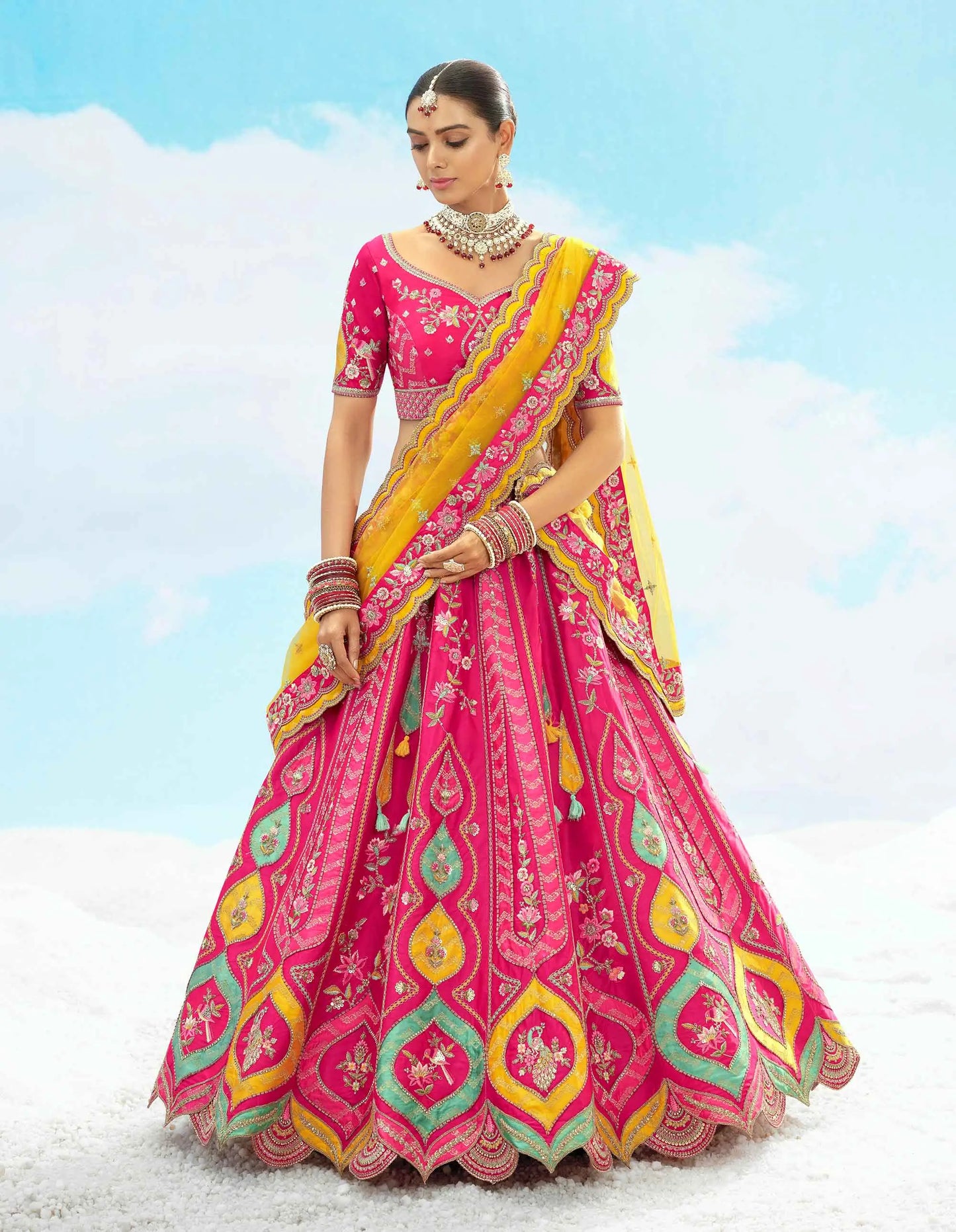 Exklusiver Designer-Braut-Lehenga in Fuchsia-Pink mit Stickereien und Applikationen, NAVYA-KOLLEKTION 2025