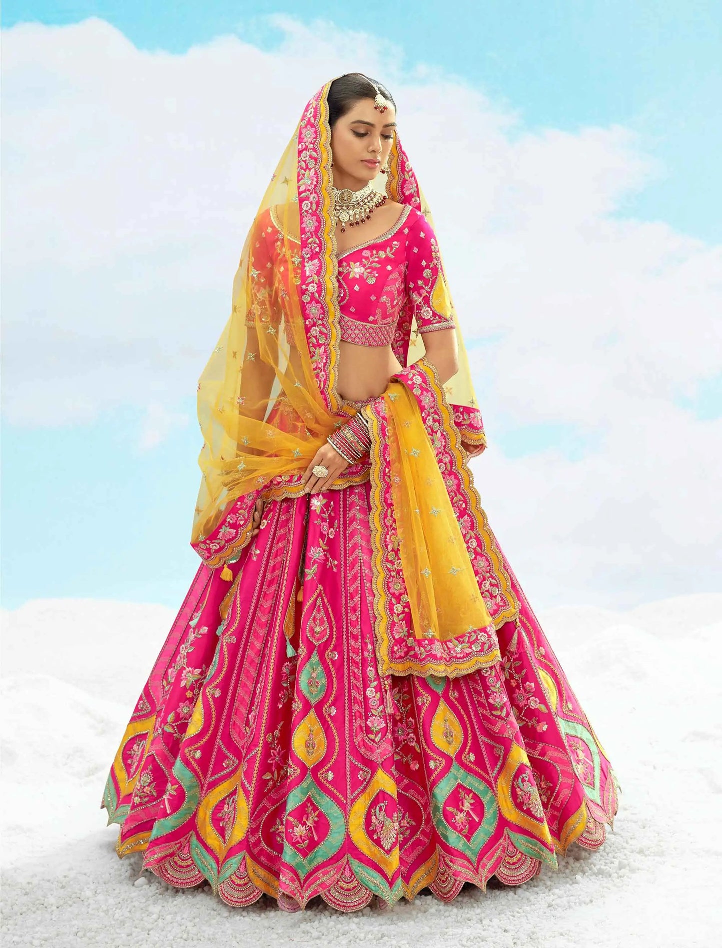 Exklusiver Designer-Braut-Lehenga in Fuchsia-Pink mit Stickereien und Applikationen, NAVYA-KOLLEKTION 2025
