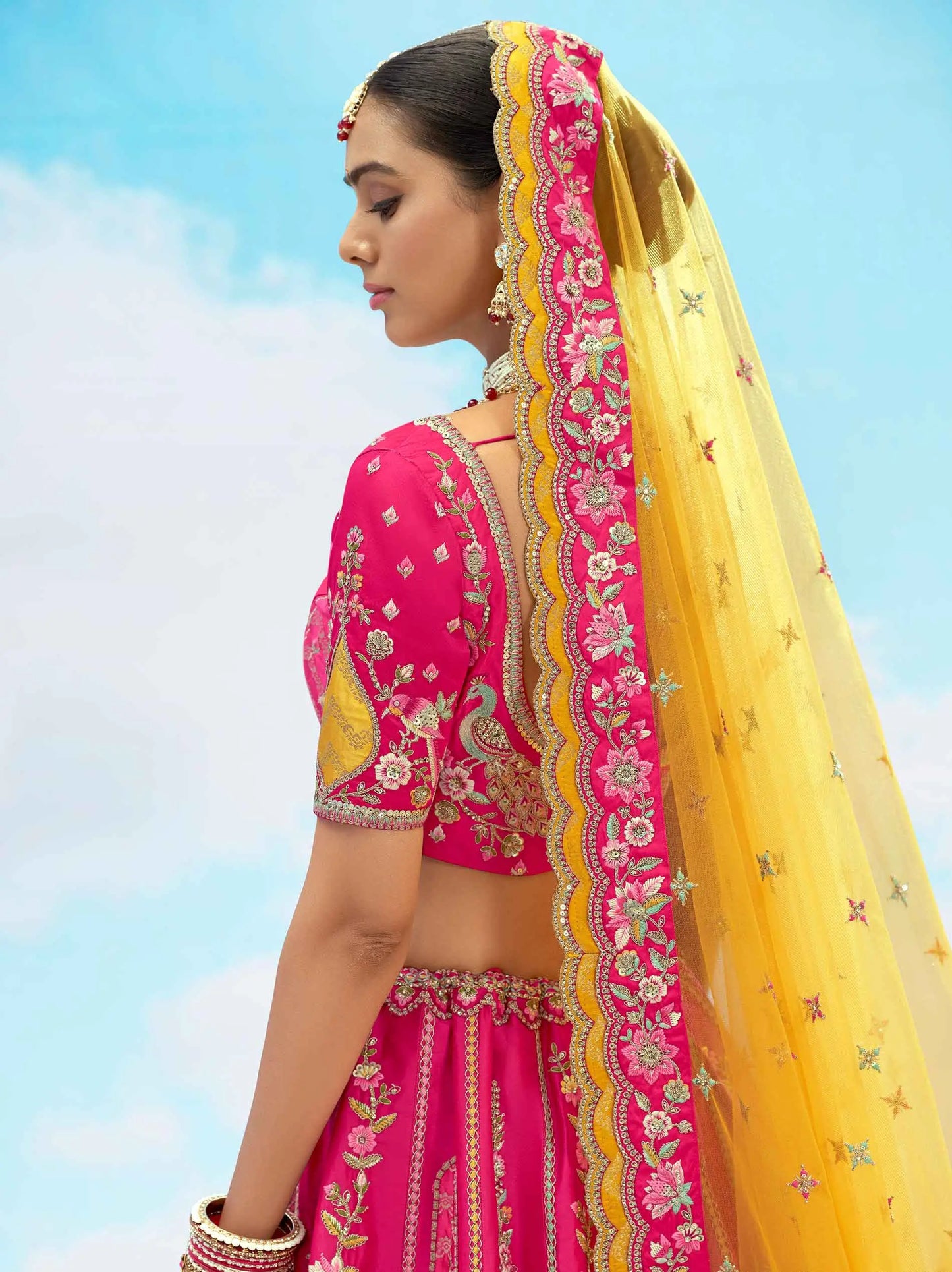 Exklusiver Designer-Braut-Lehenga in Fuchsia-Pink mit Stickereien und Applikationen, NAVYA-KOLLEKTION 2025