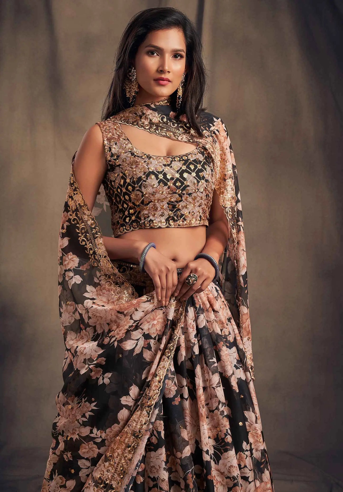 Lehenga en Organza à Imprimé Floral Noir avec Travaux de Sequins