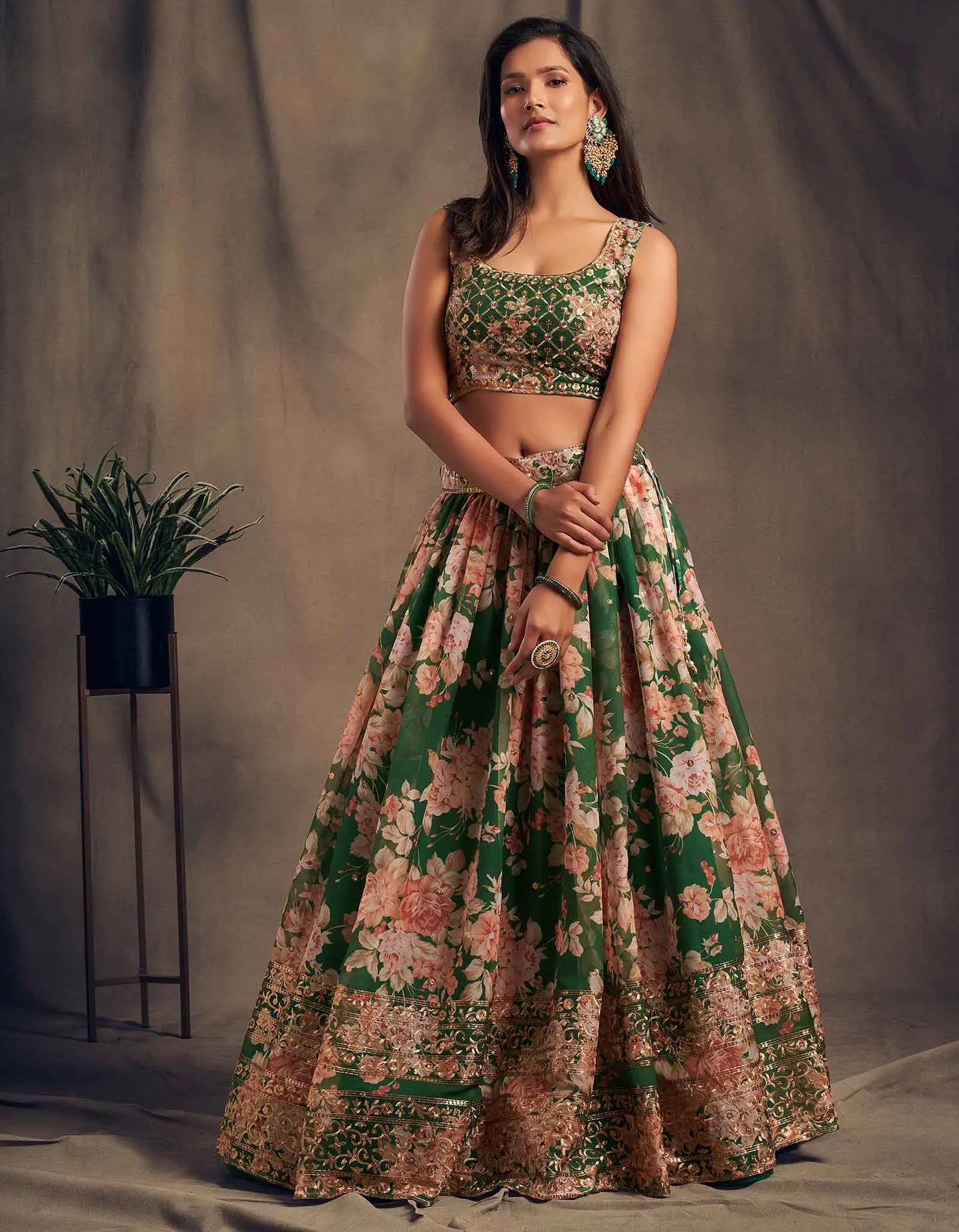 Lehenga en Organza à Imprimé Floral Vert avec Travaux de Sequins