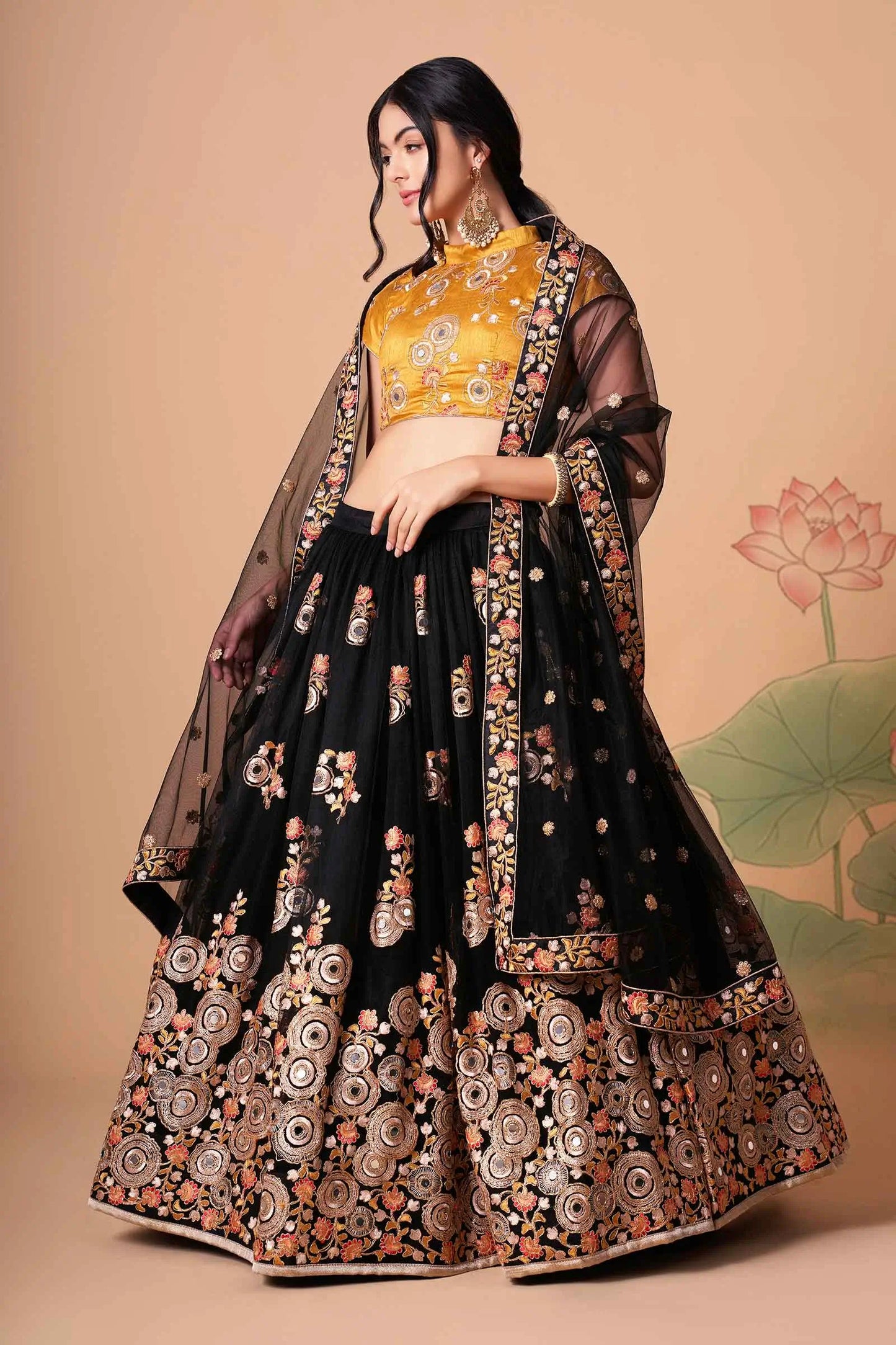Lehenga noir et jaune en filet doux avec broderie au fil, zari, dori et sequins avec travail de miroir