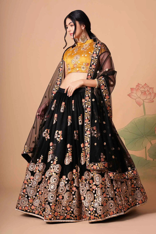 Lehenga noir et jaune en filet doux avec broderie au fil, zari, dori et sequins avec travail de miroir