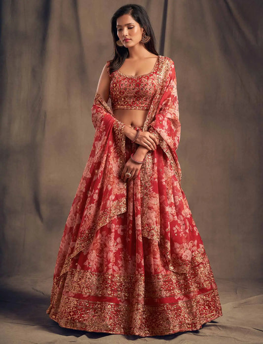 Lehenga en Organza à Imprimé Floral Rouge avec Travaux de Sequins