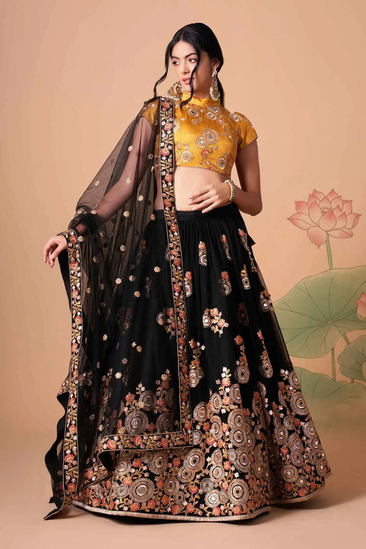 Lehenga noir et jaune en filet doux avec broderie au fil, zari, dori et sequins avec travail de miroir