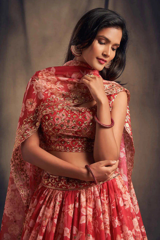 Lehenga en Organza à Imprimé Floral Rouge avec Travaux de Sequins