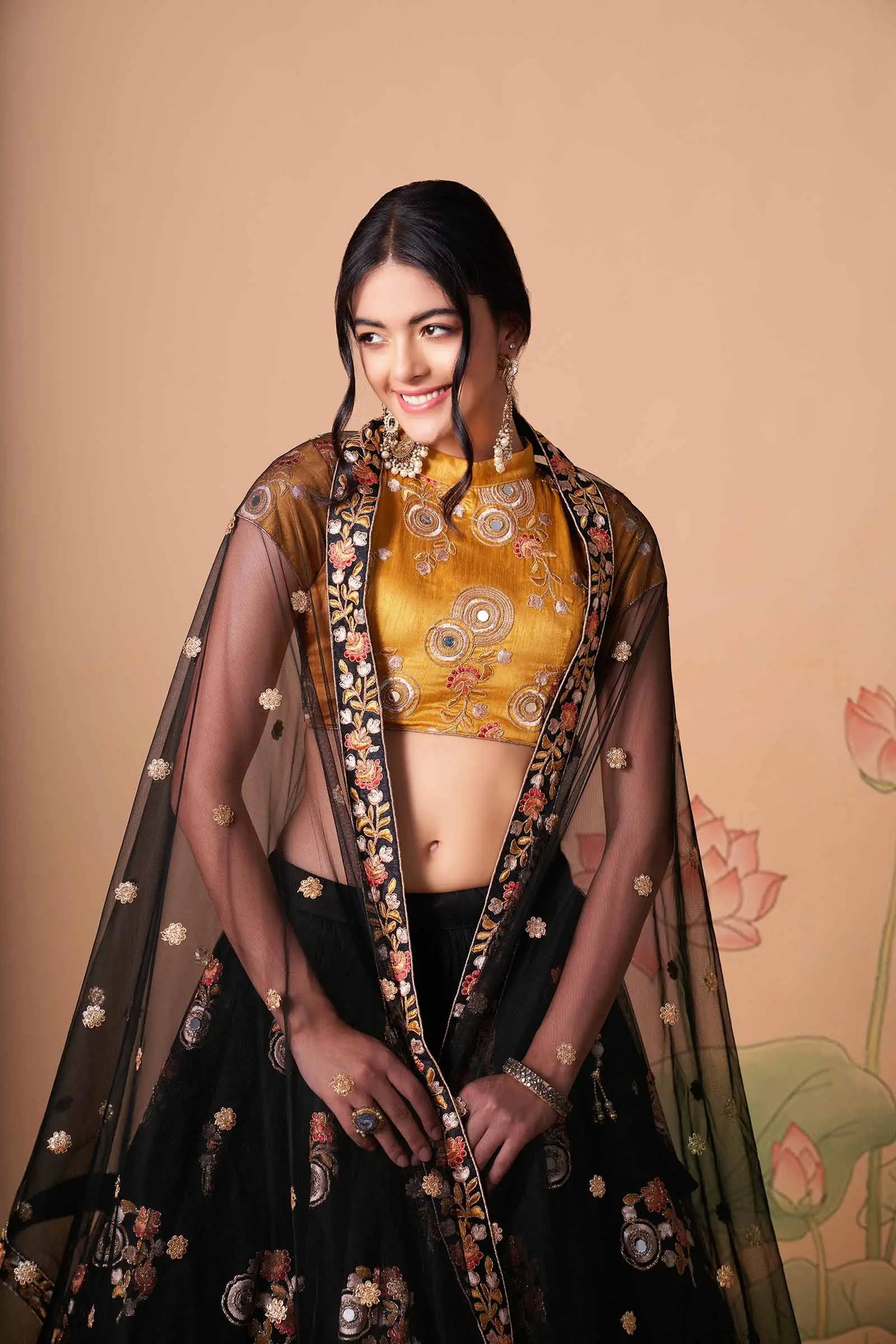 Lehenga noir et jaune en filet doux avec broderie au fil, zari, dori et sequins avec travail de miroir