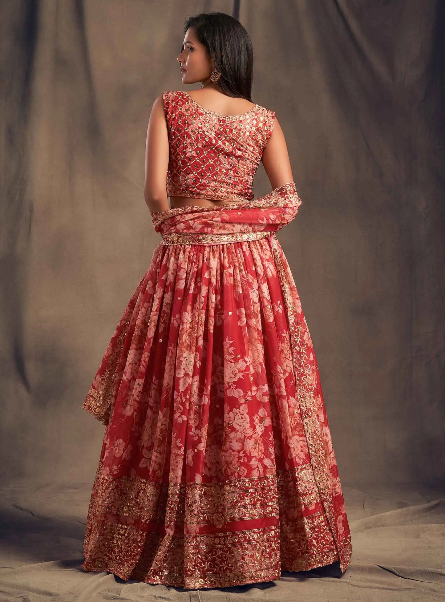 Lehenga en Organza à Imprimé Floral Rouge avec Travaux de Sequins