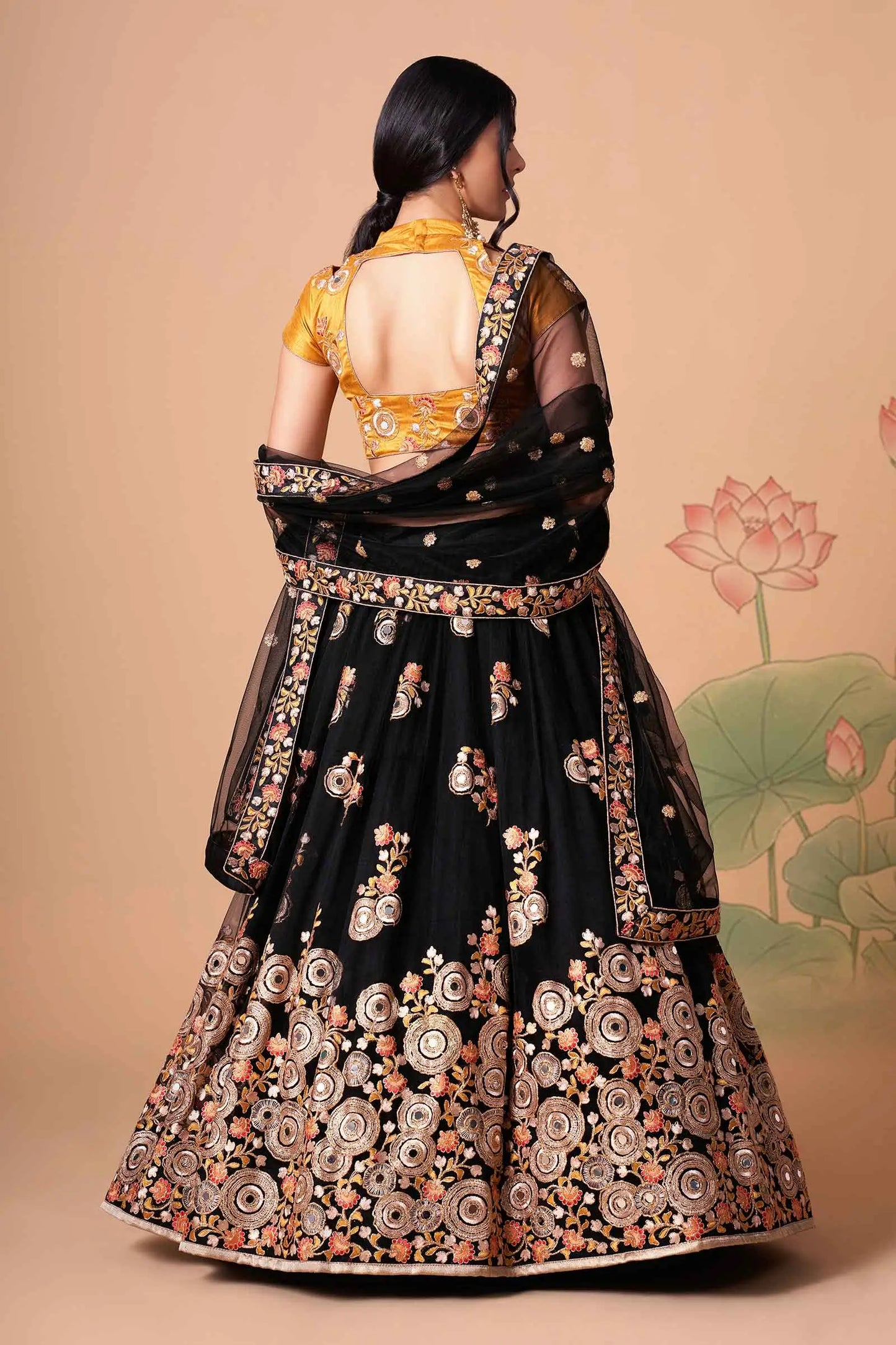 Lehenga noir et jaune en filet doux avec broderie au fil, zari, dori et sequins avec travail de miroir