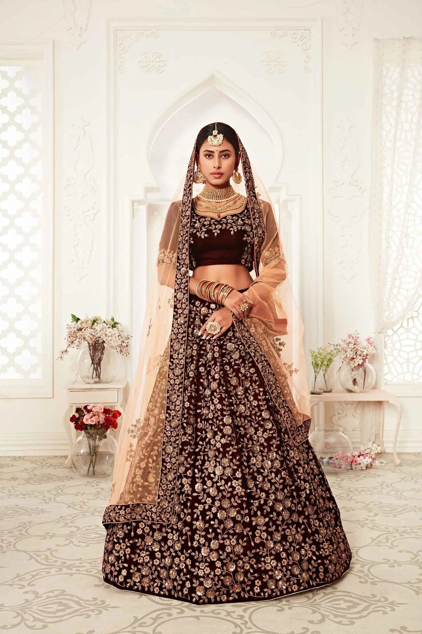 Lehenga en velours bordeaux avec broderies en fil, zari et sequins.