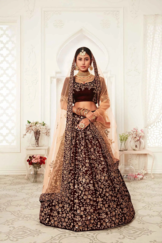 Lehenga en velours bordeaux avec broderies en fil, zari et sequins.
