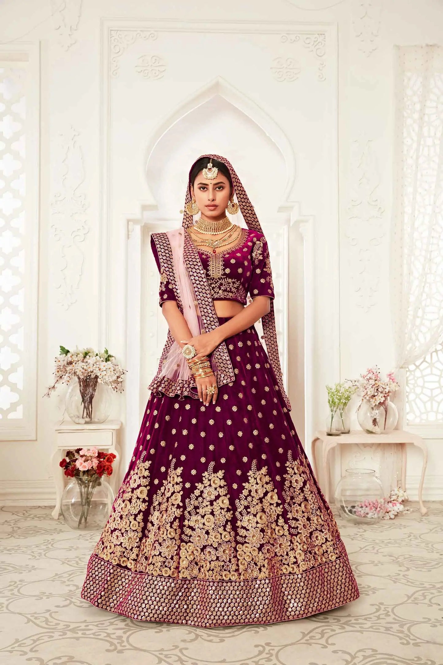 Lehenga en velours rouge sombre avec broderies en fil, zari et sequins.