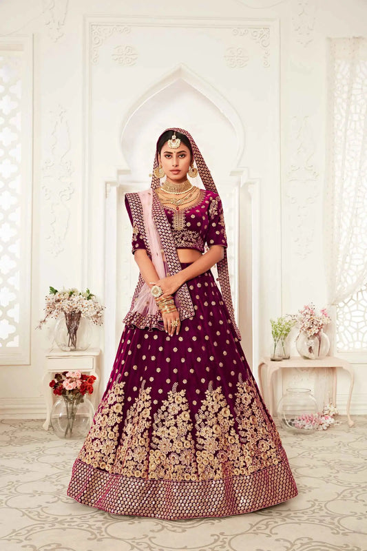 Lehenga en velours rouge sombre avec broderies en fil, zari et sequins.