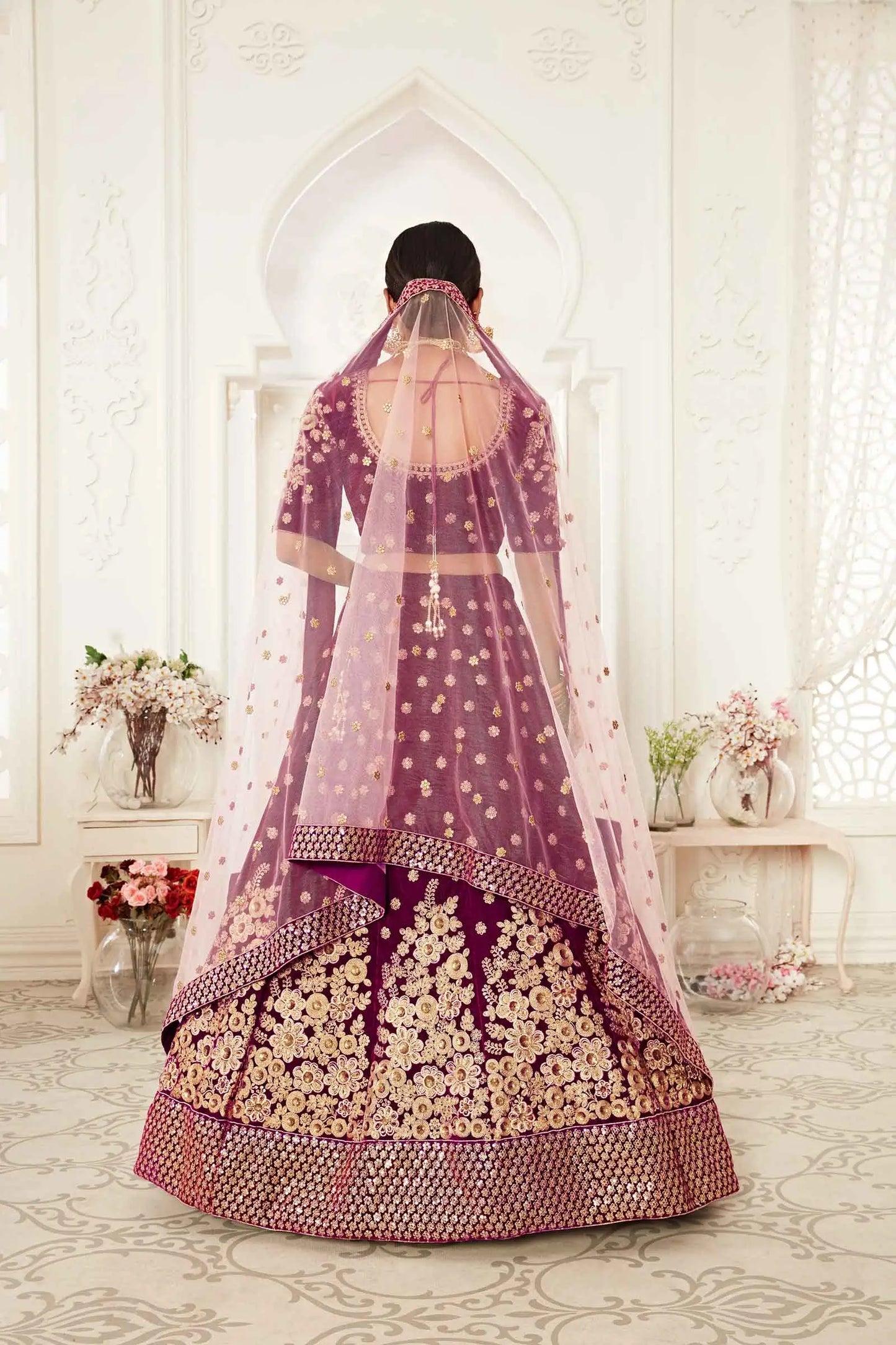 Lehenga en velours rouge sombre avec broderies en fil, zari et sequins.