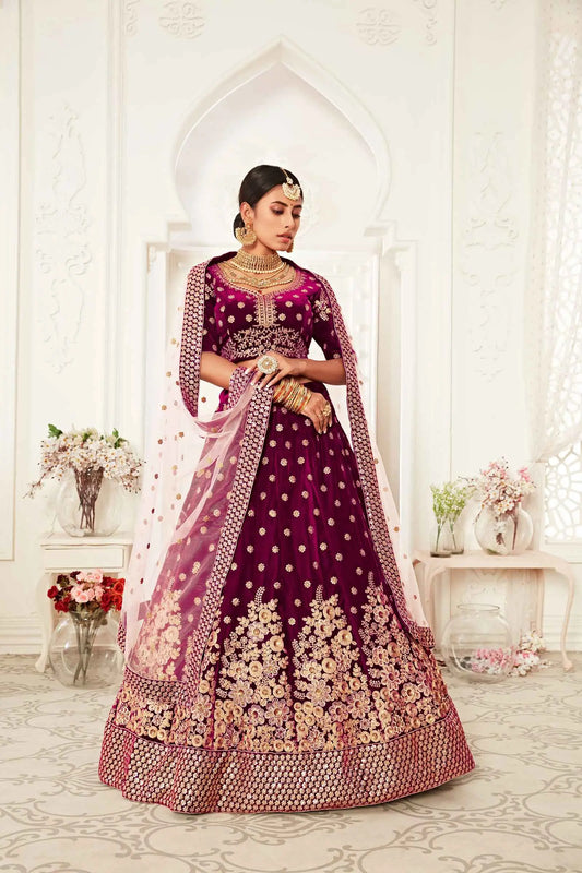 Lehenga en velours rouge sombre avec broderies en fil, zari et sequins.