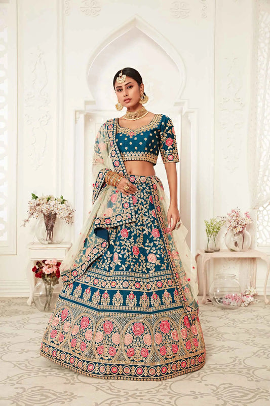Lehenga en soie bleu-vert riche avec broderie en fil, dori, zari et sequins.