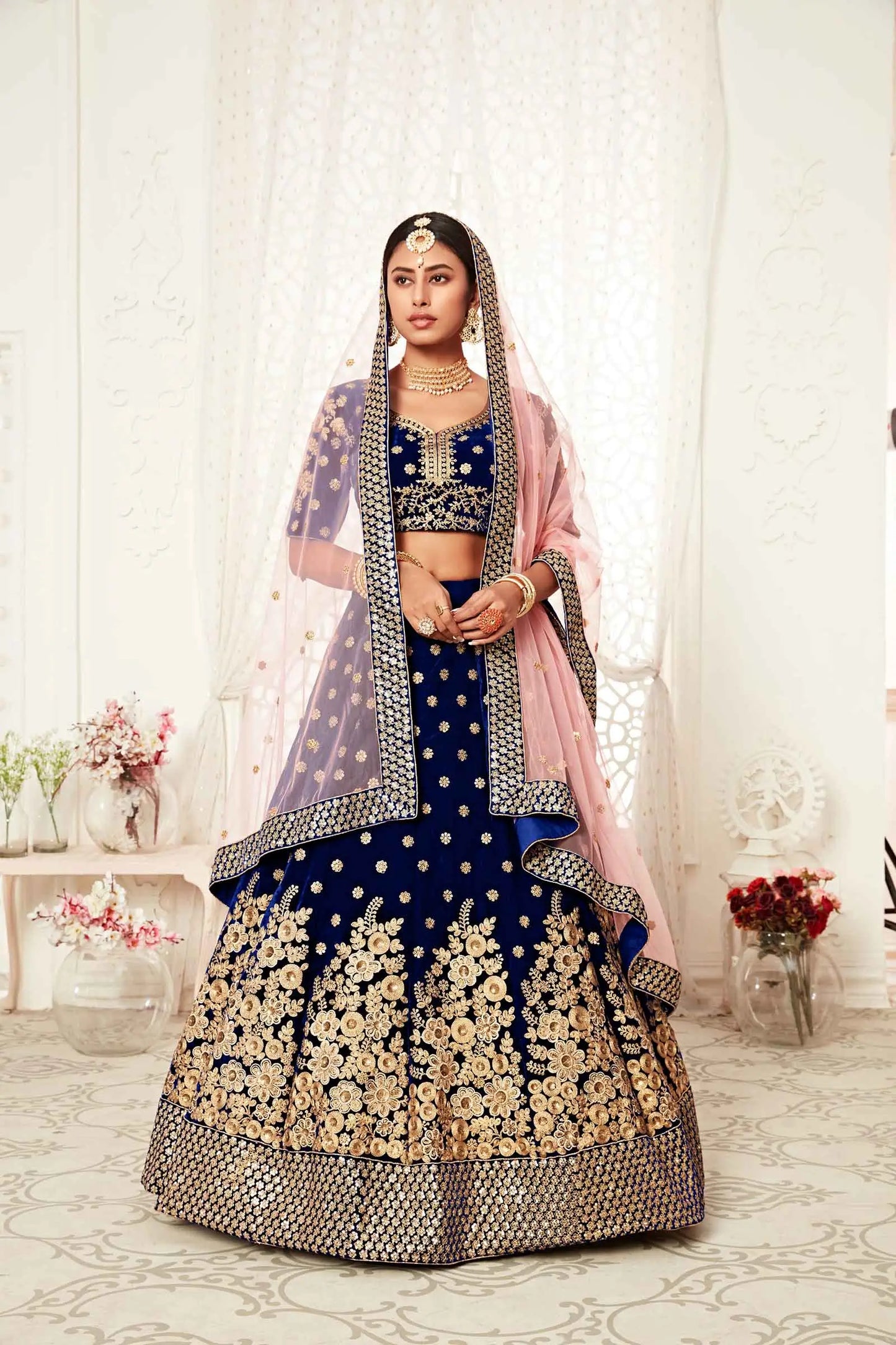 Lehenga en velours bleu marine royal avec broderies en fil, zari, dori et sequins
