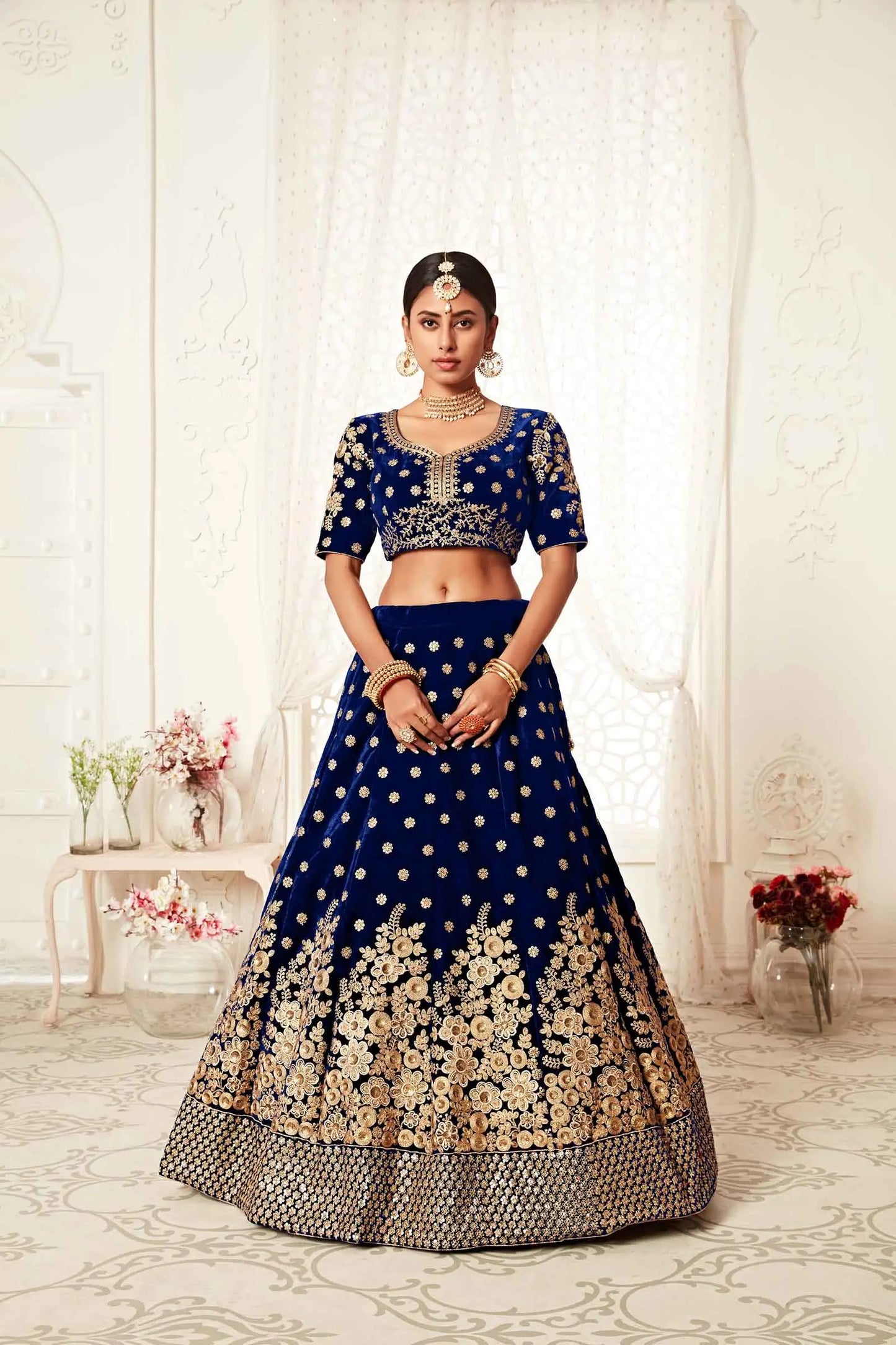Lehenga en velours bleu marine royal avec broderies en fil, zari, dori et sequins