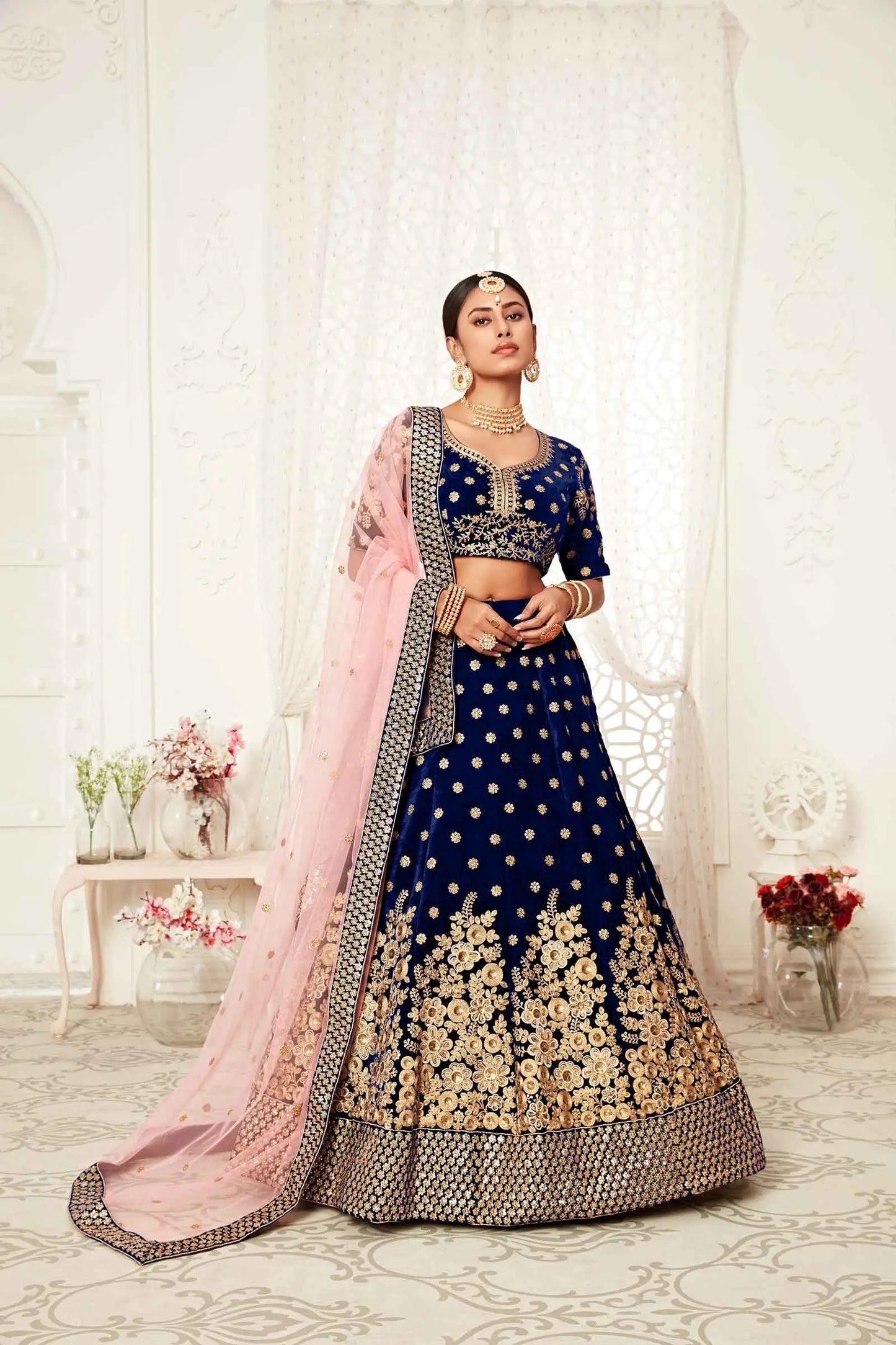 Lehenga en velours bleu marine royal avec broderies en fil, zari, dori et sequins