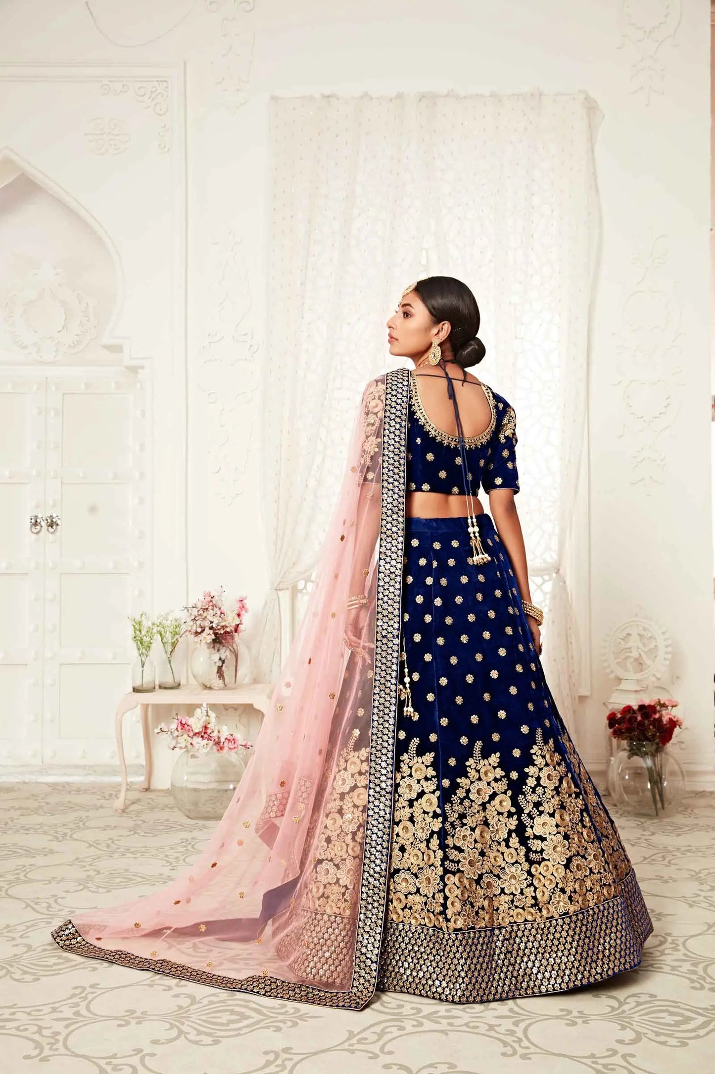 Lehenga en velours bleu marine royal avec broderies en fil, zari, dori et sequins