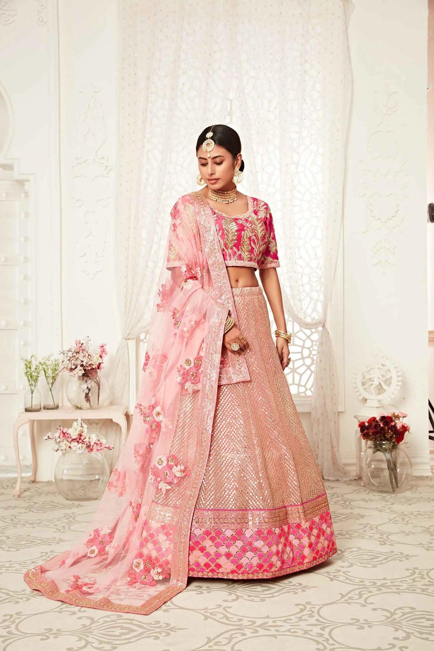Lehenga rose flamant en soft net avec broderies en fil, dori, zari et sequins