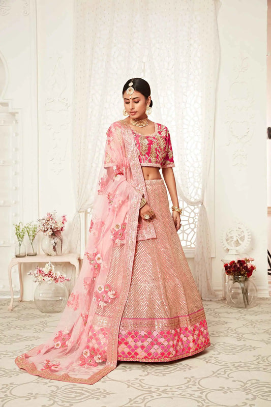 Lehenga rose flamant en soft net avec broderies en fil, dori, zari et sequins