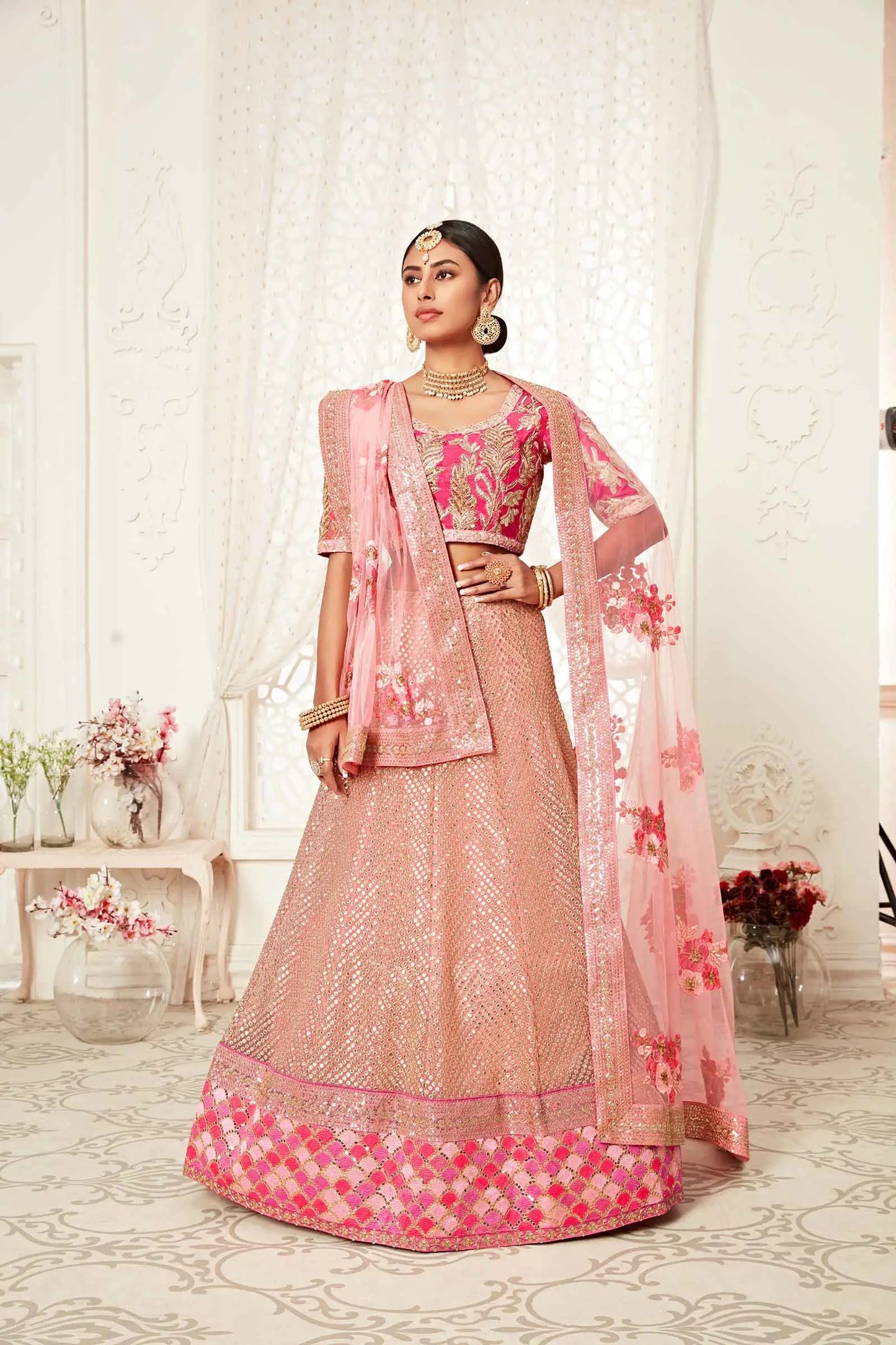 Lehenga rose flamant en soft net avec broderies en fil, dori, zari et sequins
