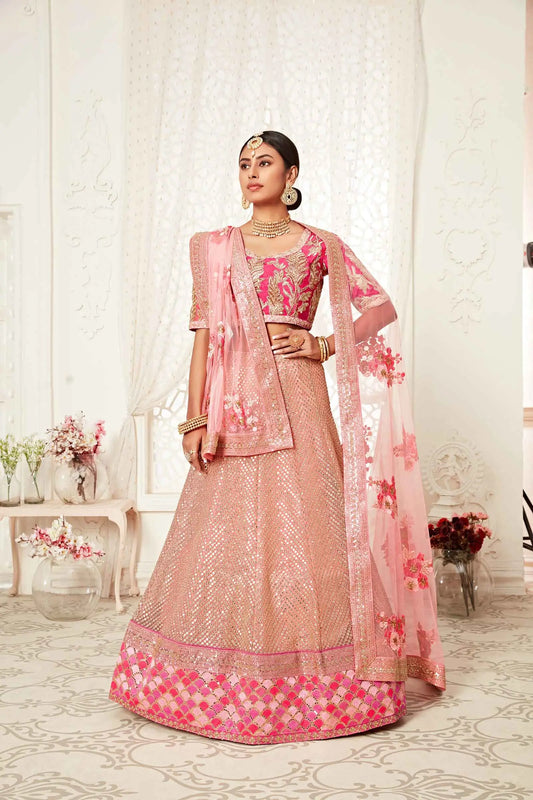 Lehenga rose flamant en soft net avec broderies en fil, dori, zari et sequins